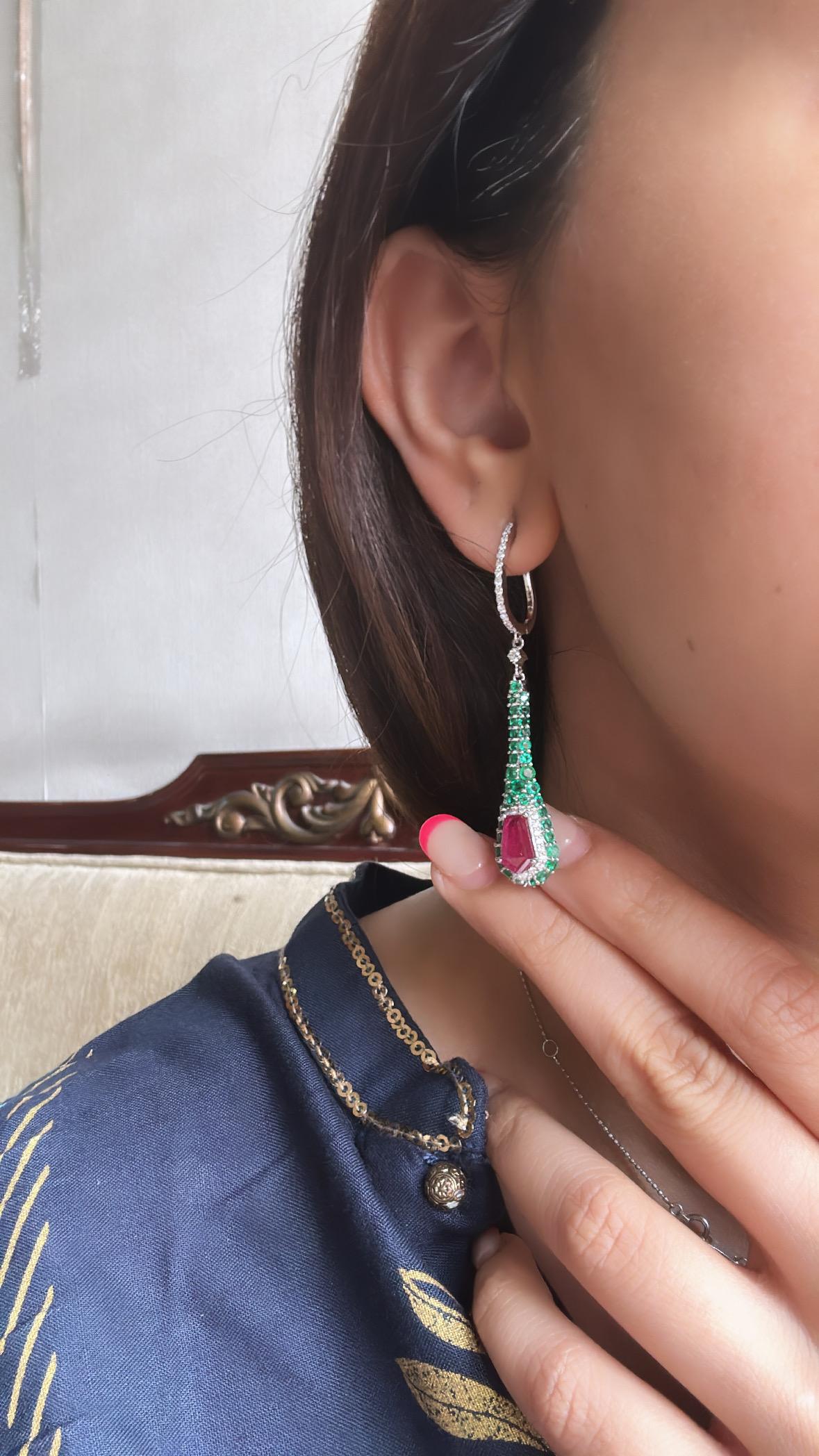 Art-déco-Stil, natürlich  Rubin, Smaragd & Diamanten Kronleuchter-Ohrringe Damen im Angebot