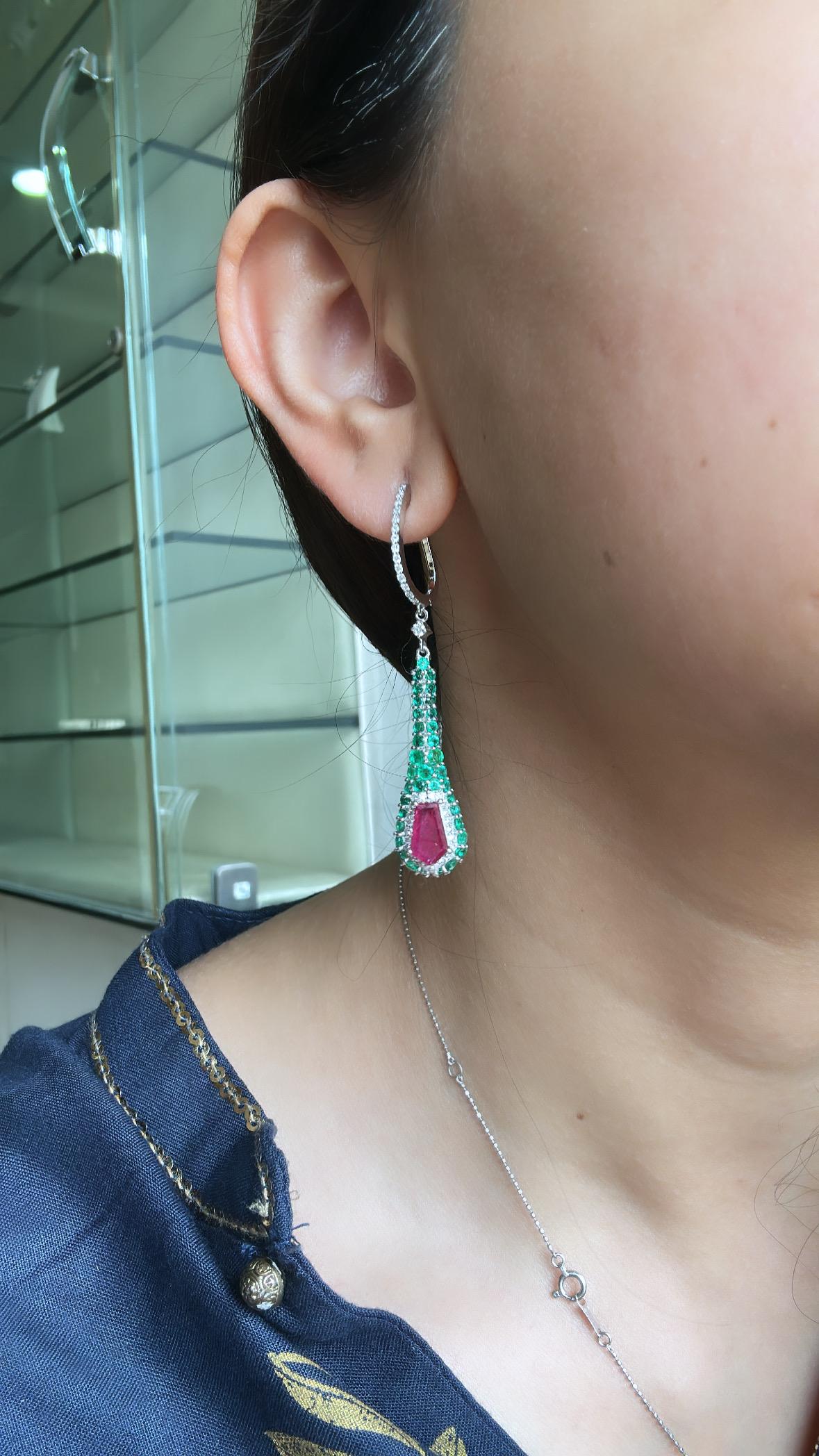 Art-déco-Stil, natürlich  Rubin, Smaragd & Diamanten Kronleuchter-Ohrringe im Angebot 1