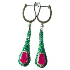 Style Art déco, naturel  Boucles d'oreilles chandelier en rubis, émeraudes et diamants