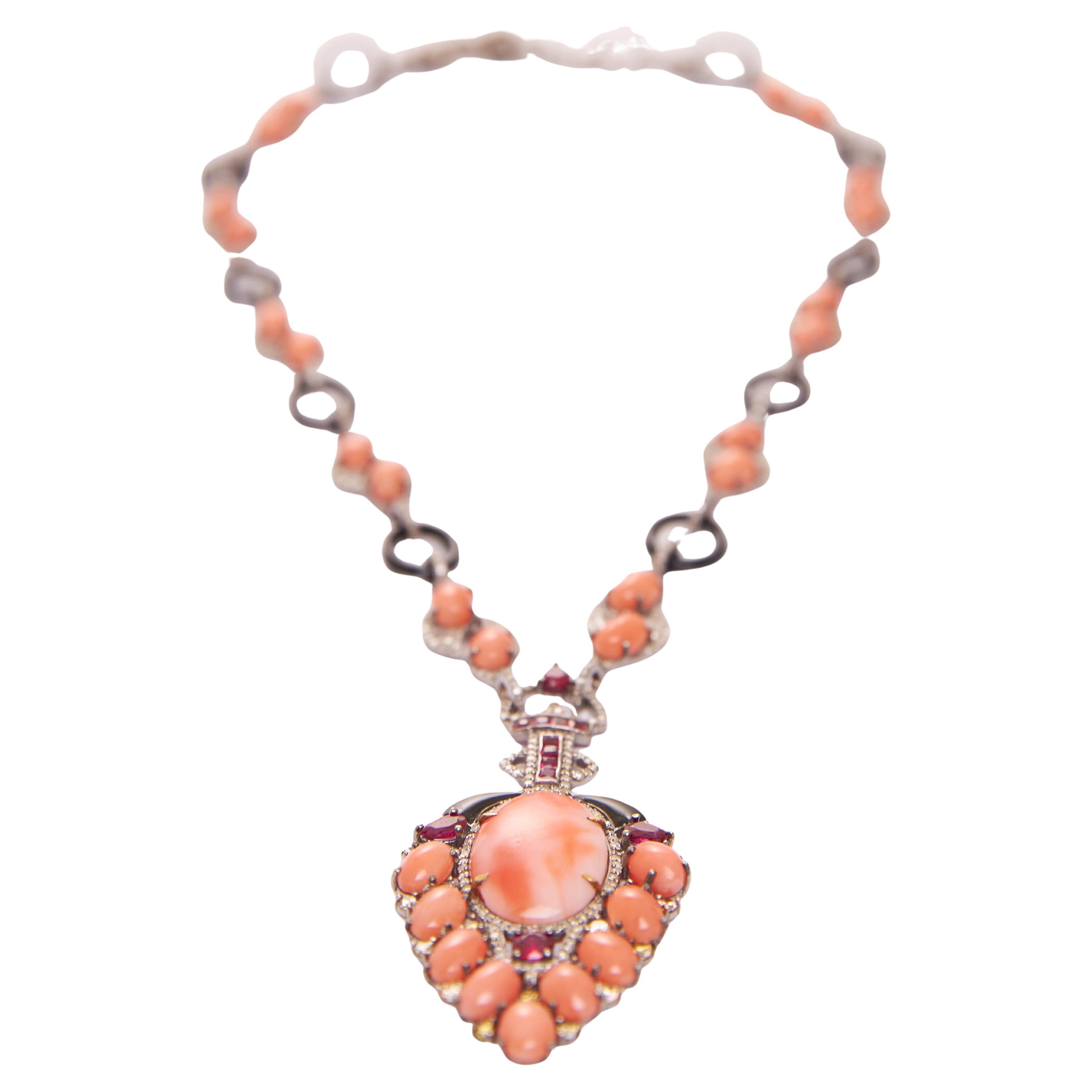 Taglio rotondo Collana in stile Art Déco in oro 18kt, onice nera, corallo, rubino e diamanti in vendita