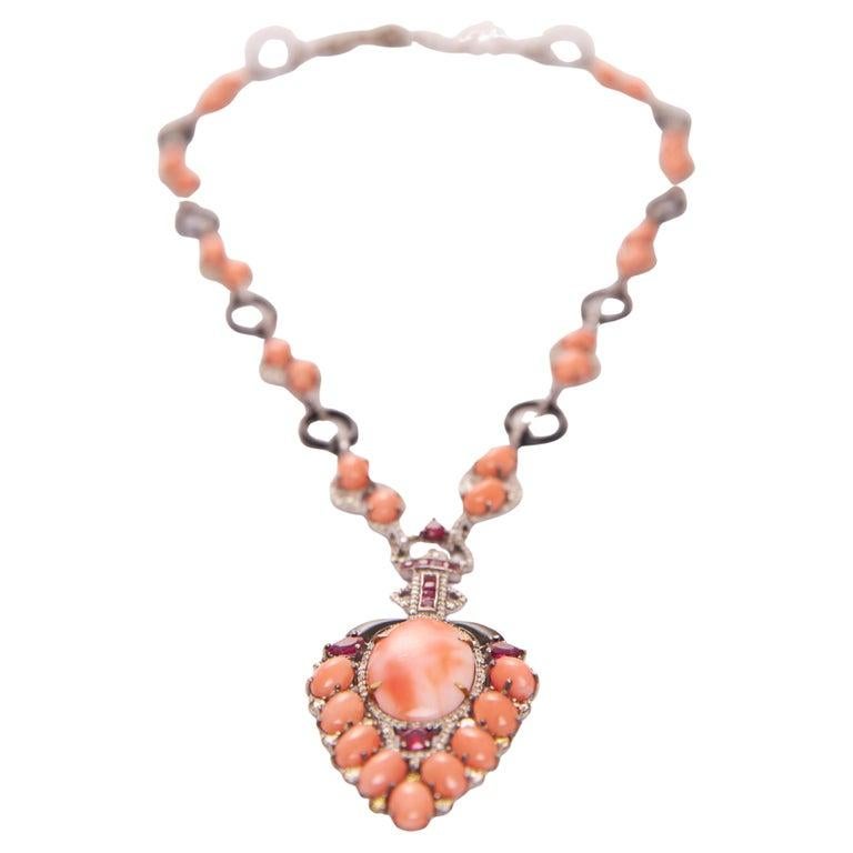 Collana in stile Art Déco in oro 18kt, onice nera, corallo, rubino e diamanti In condizioni Nuovo in vendita a Mumbai, IN