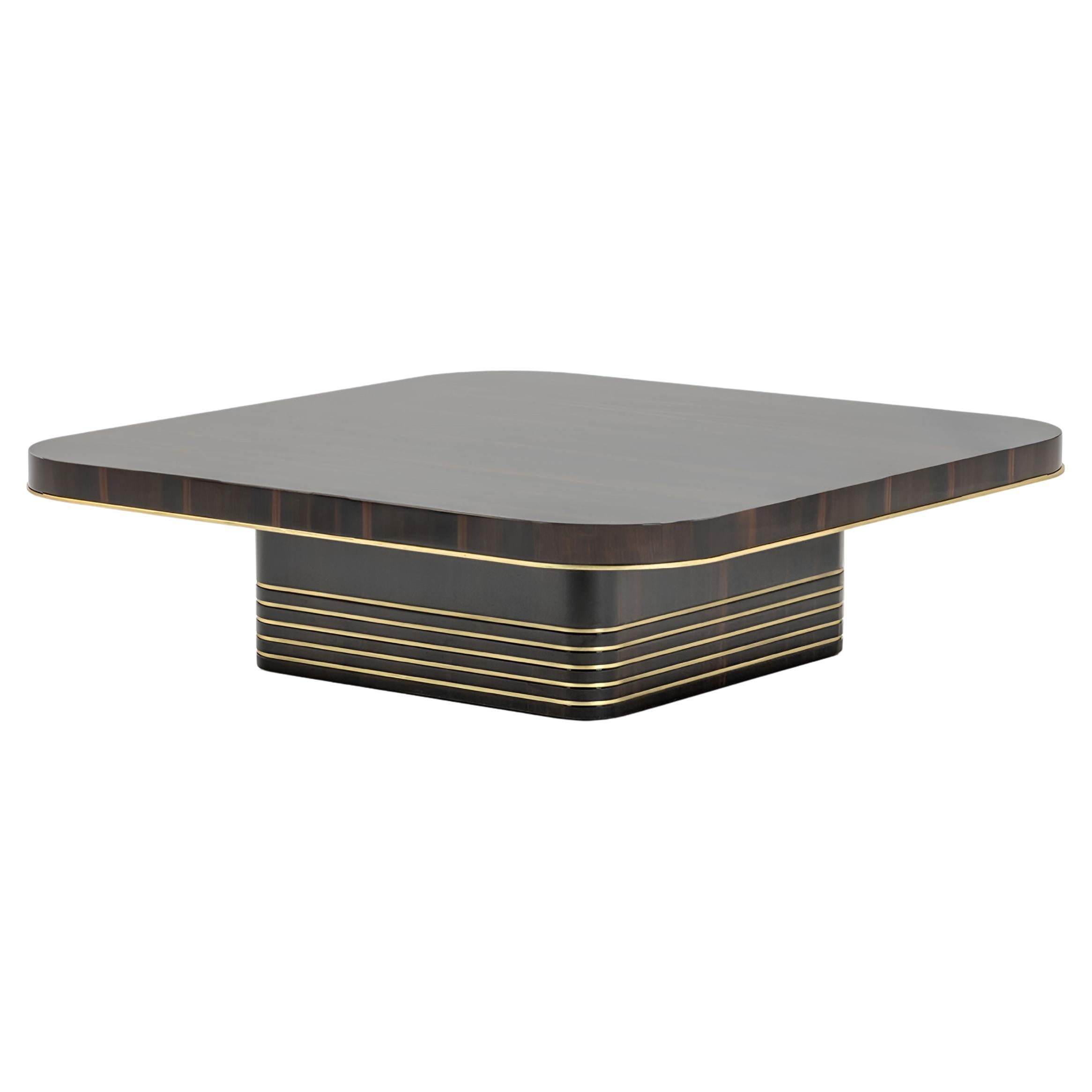 Questi tavolini da caffè di grande impatto sono una miscela magistrale di materiali pregiati e design sofisticato, disponibili in una scelta di tre dimensioni per adattarsi perfettamente a qualsiasi spazio abitativo. È realizzato meticolosamente in