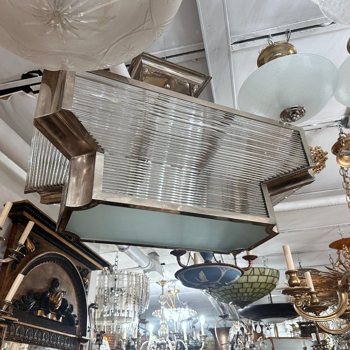 Apparecchio di illuminazione con bacchette di vetro nichelato in stile Art Deco In condizioni buone in vendita a New York, NY