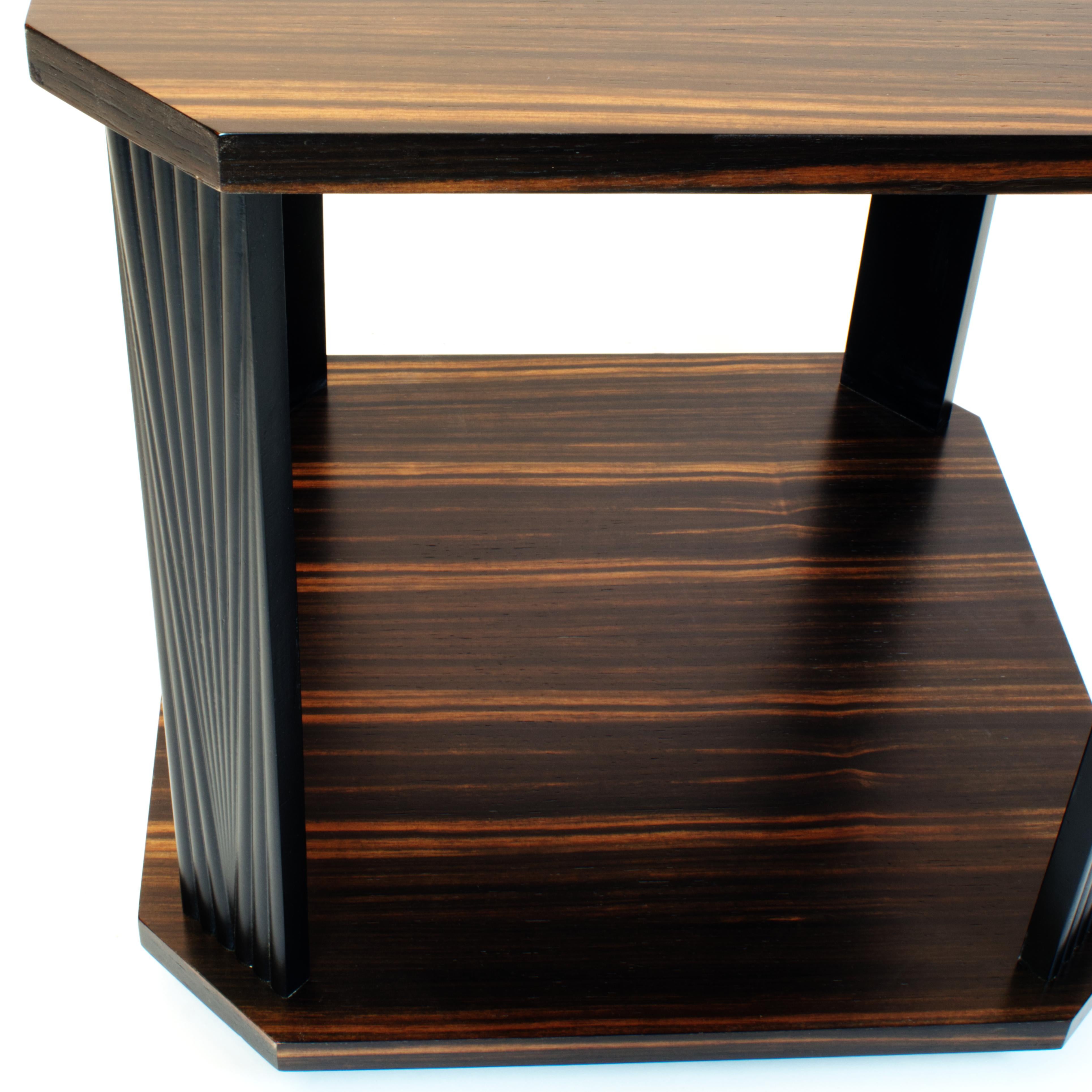 Ébène Série Modernist Table d'appoint carrée en macassar d'ébène en vente