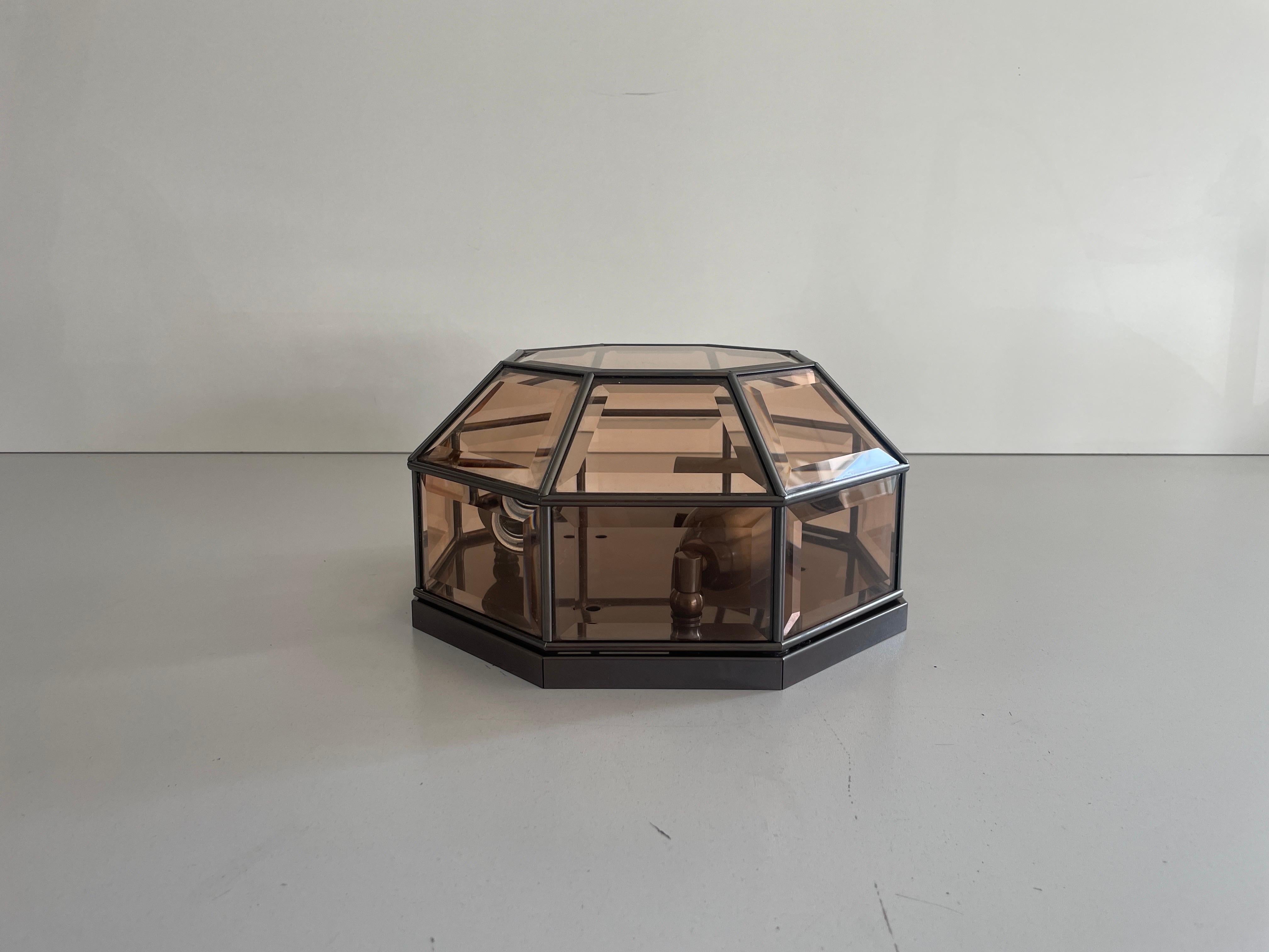 Plafonnier à cadre octogonal en verre, style Art déco, années 1960

Plafonnier sculptural très élégant et rare. 

Il est très idéal et convient à tous les espaces de vie.

La lampe est en bon état. Aucun dommage, aucune fissure.
Usure conforme à