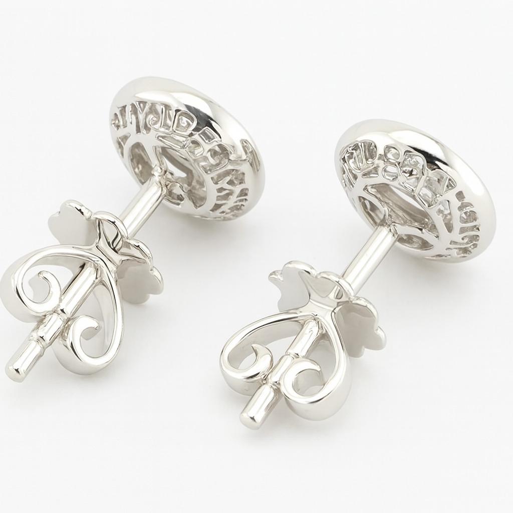 Taglio antico europeo Borchie in oro bianco 14 carati con diamante e zaffiro aureolato, in stile Art Deco. in vendita
