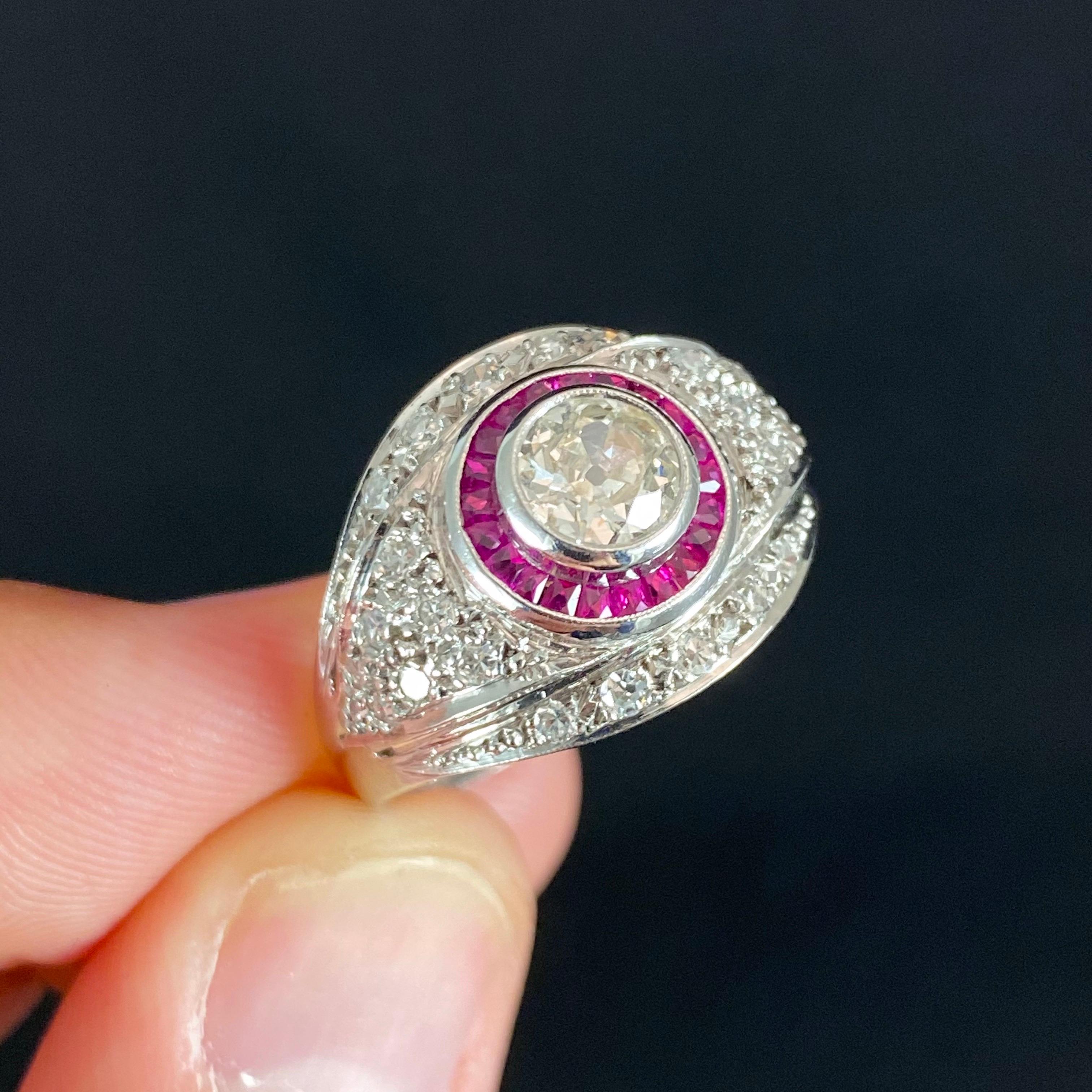Anillo de compromiso de oro blanco estilo art déco con diamante antiguo europeo rubí bombeado Corte europeo antiguo en venta