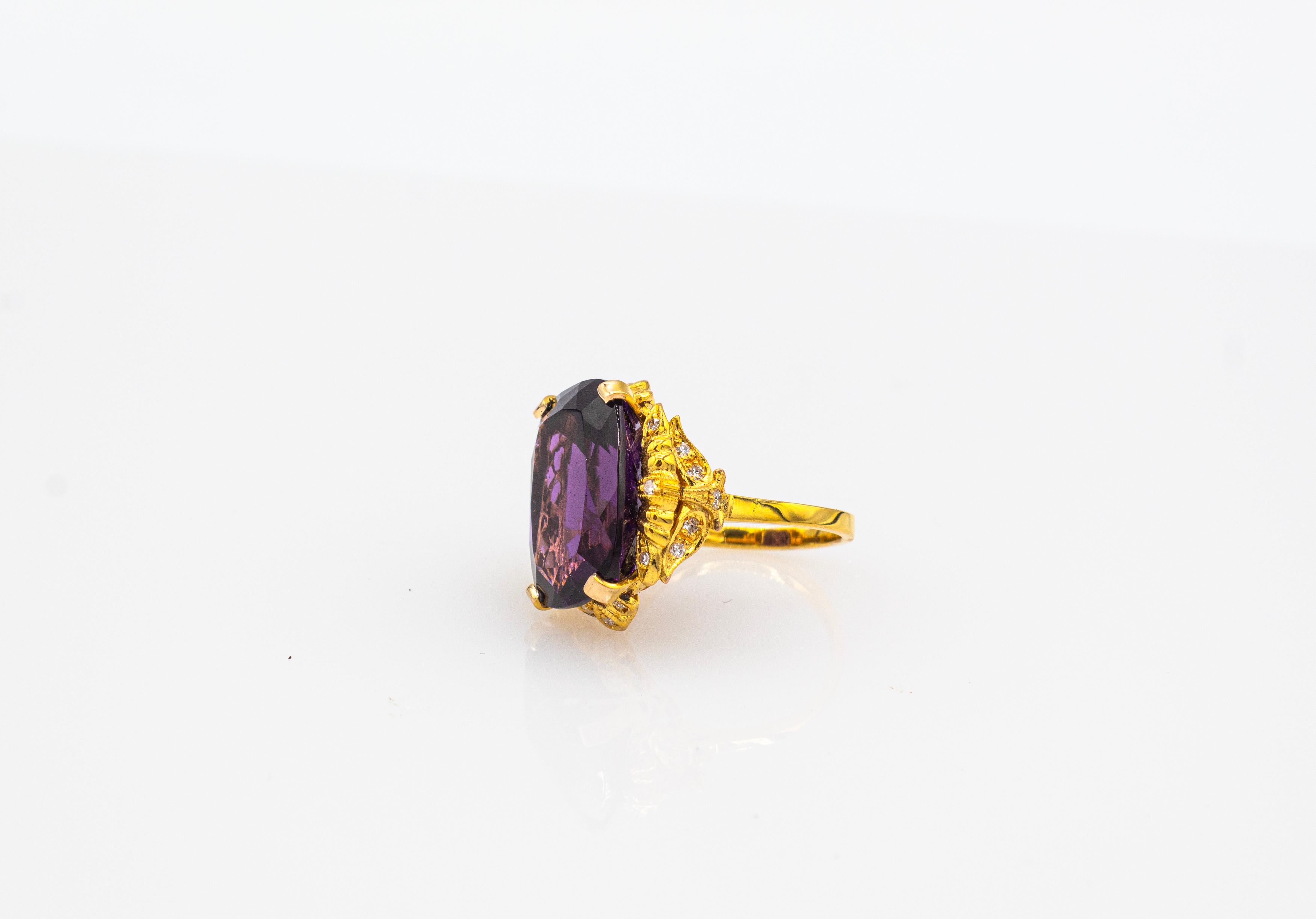 Femenino o masculino Art Deco Style Oval Cut Amethyst White Diamond Yellow Gold Cocktail Ring en venta