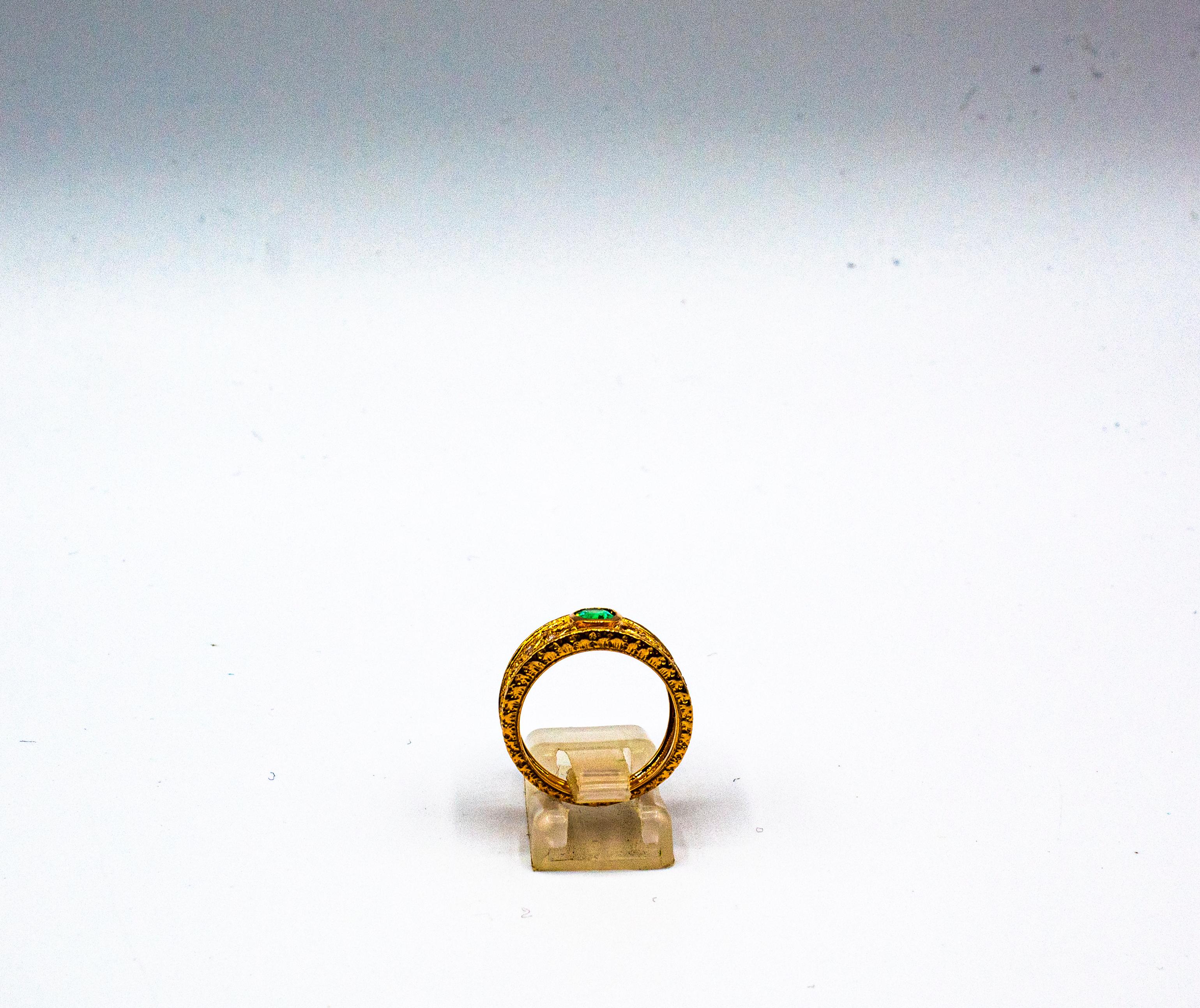 Bague cocktail en or jaune de style Art déco avec émeraude taille ovale et diamants blancs Unisexe en vente
