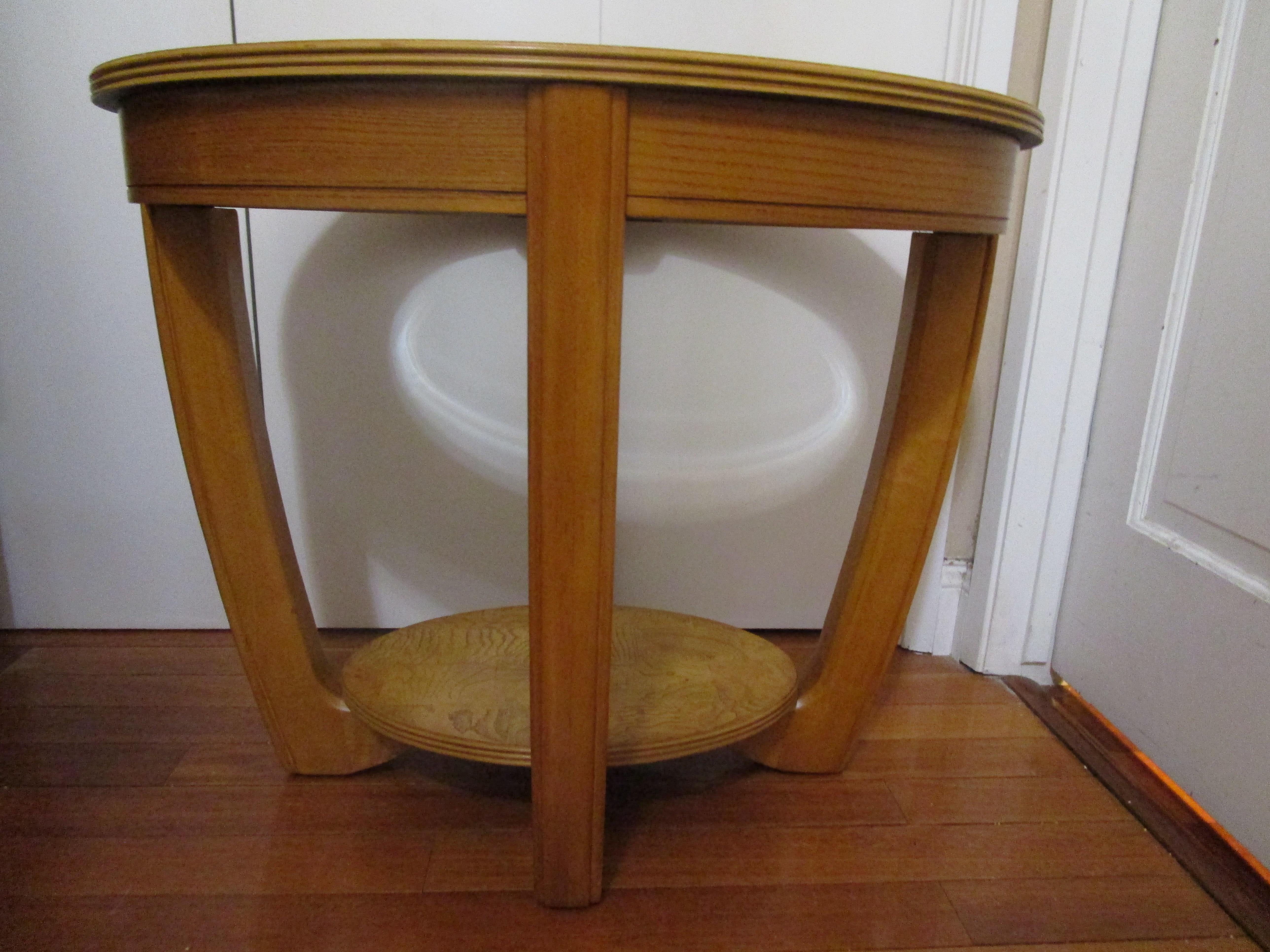 L'association de la forme ovale et de la géométrie du style art déco pour cette table en bois d'orme crée une belle silhouette. La forme de la table et le luxe de la texture du bois reflètent le style art déco. Cette table d'appoint ovale en verre
