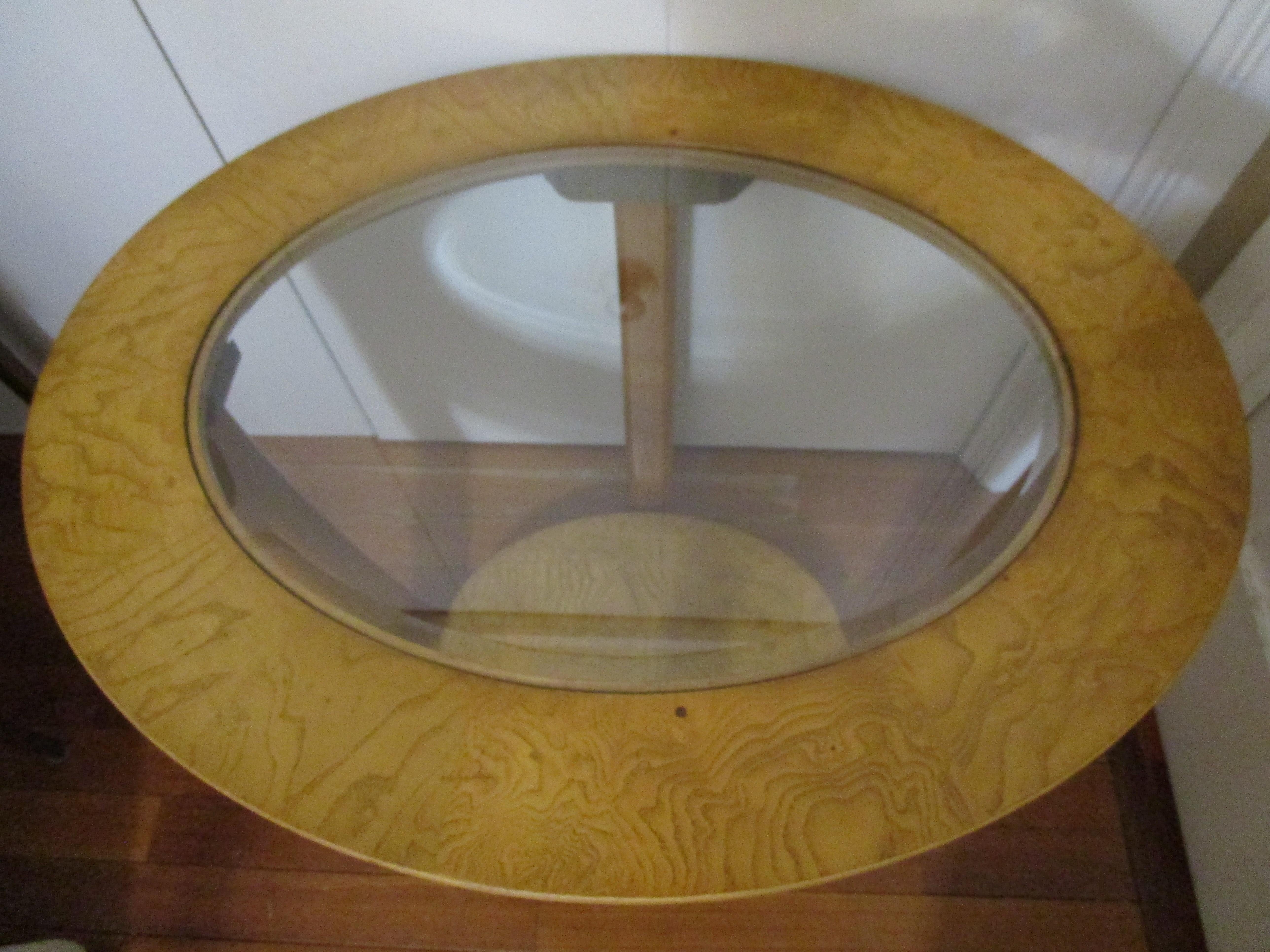 Art déco  Table basse ovale en orme de style art déco en vente
