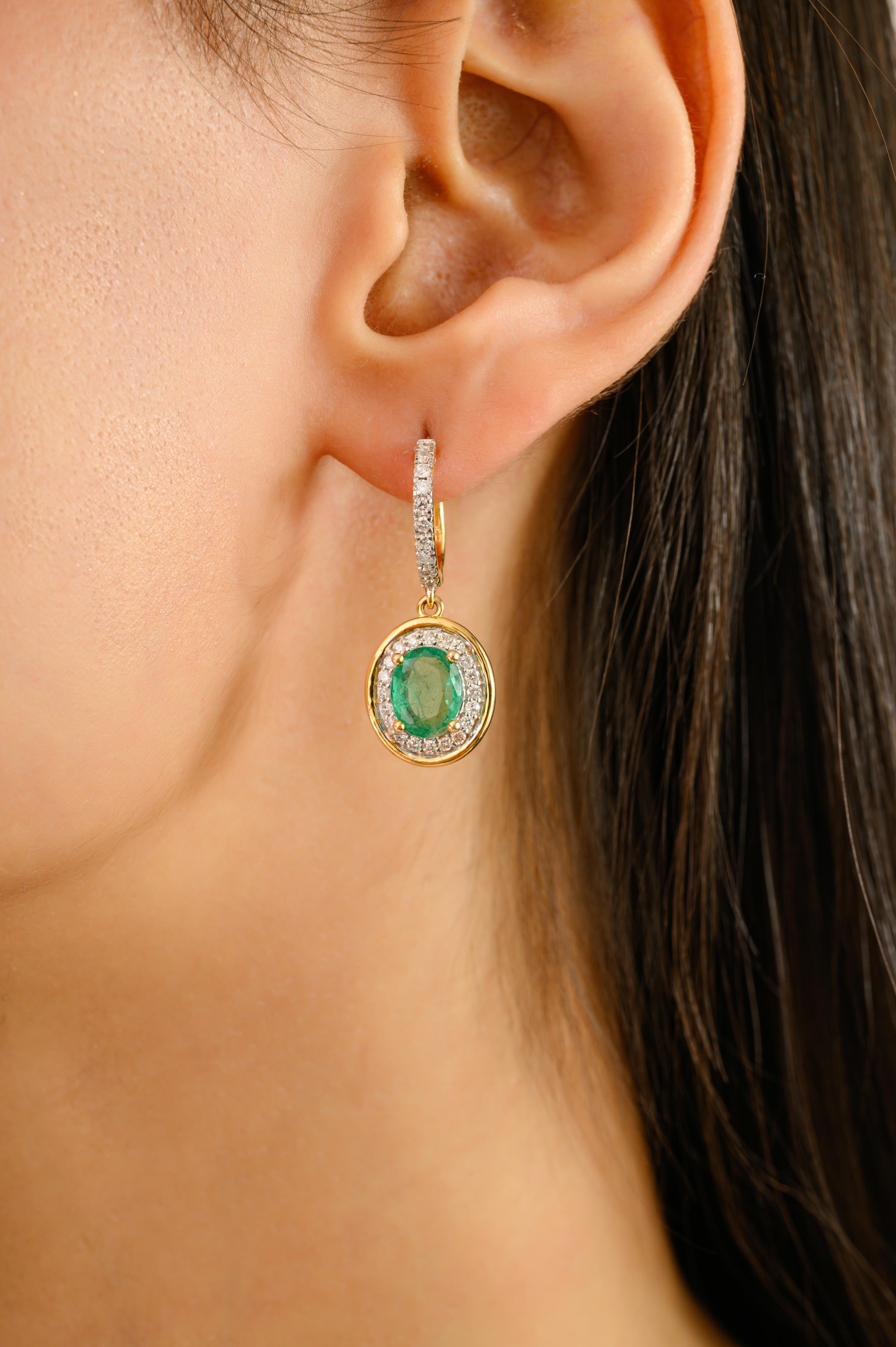 Elegantes y atemporales, estos exquisitos pendientes en forma de gota están elaborados en oro amarillo de 14k y presentan 2,72 quilates de vívidas esmeraldas talla oval. Cada esmeralda está rodeada por un halo resplandeciente de diamantes brillantes