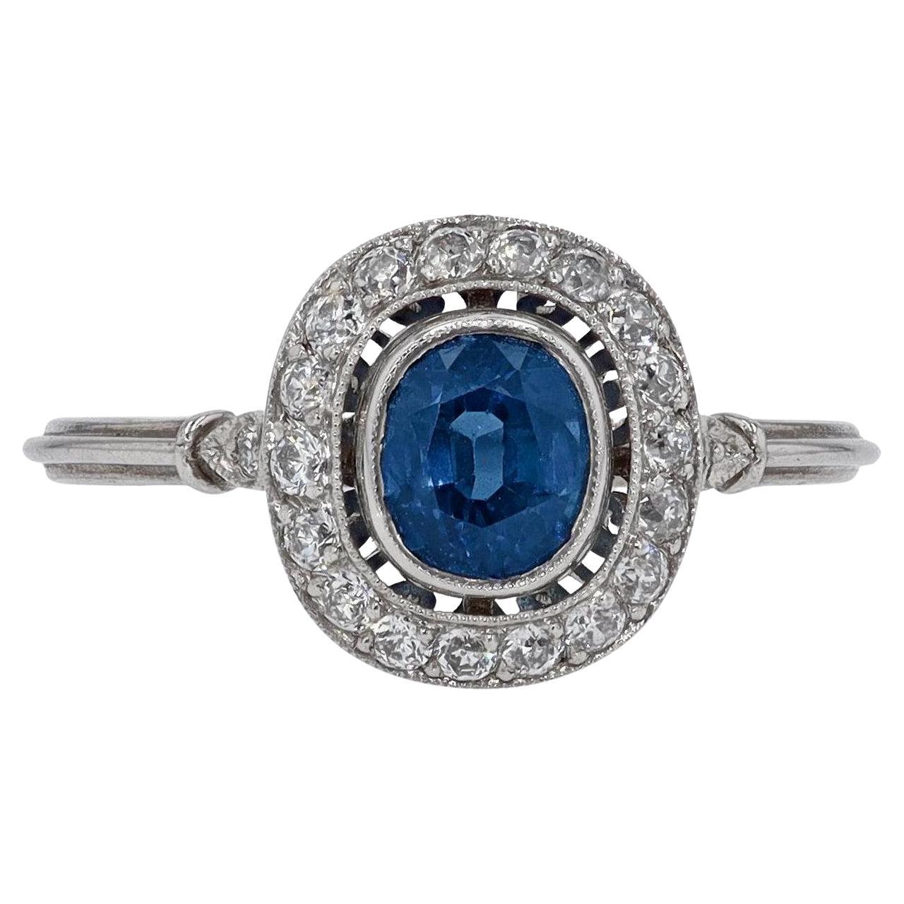 Verlobungsring im Art-Déco-Stil mit ovalem Saphir und Diamant-Halo