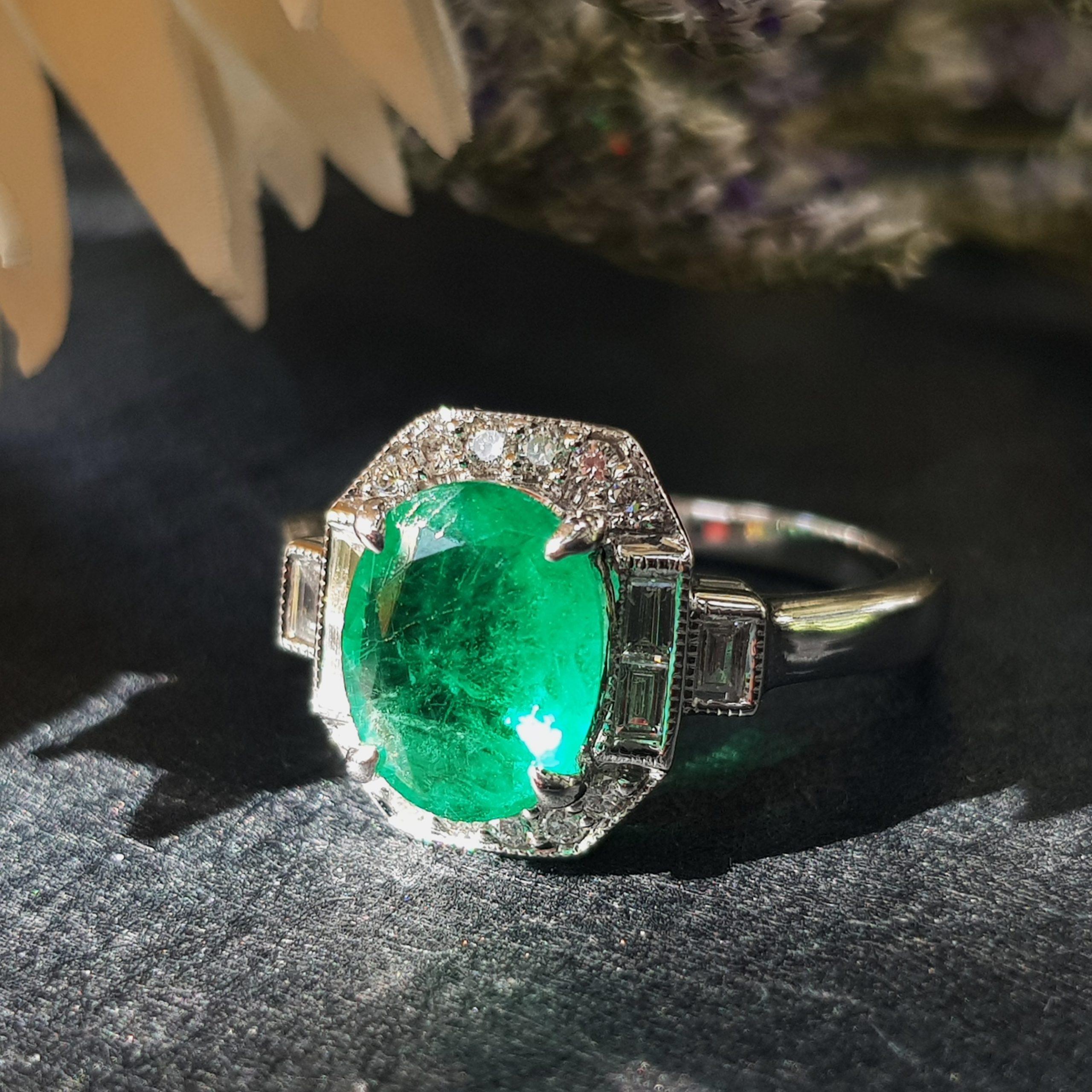 Art Deco Style Oval Shape Emerald & Diamond Halo Set 18K White Gold Ring Pour femmes en vente
