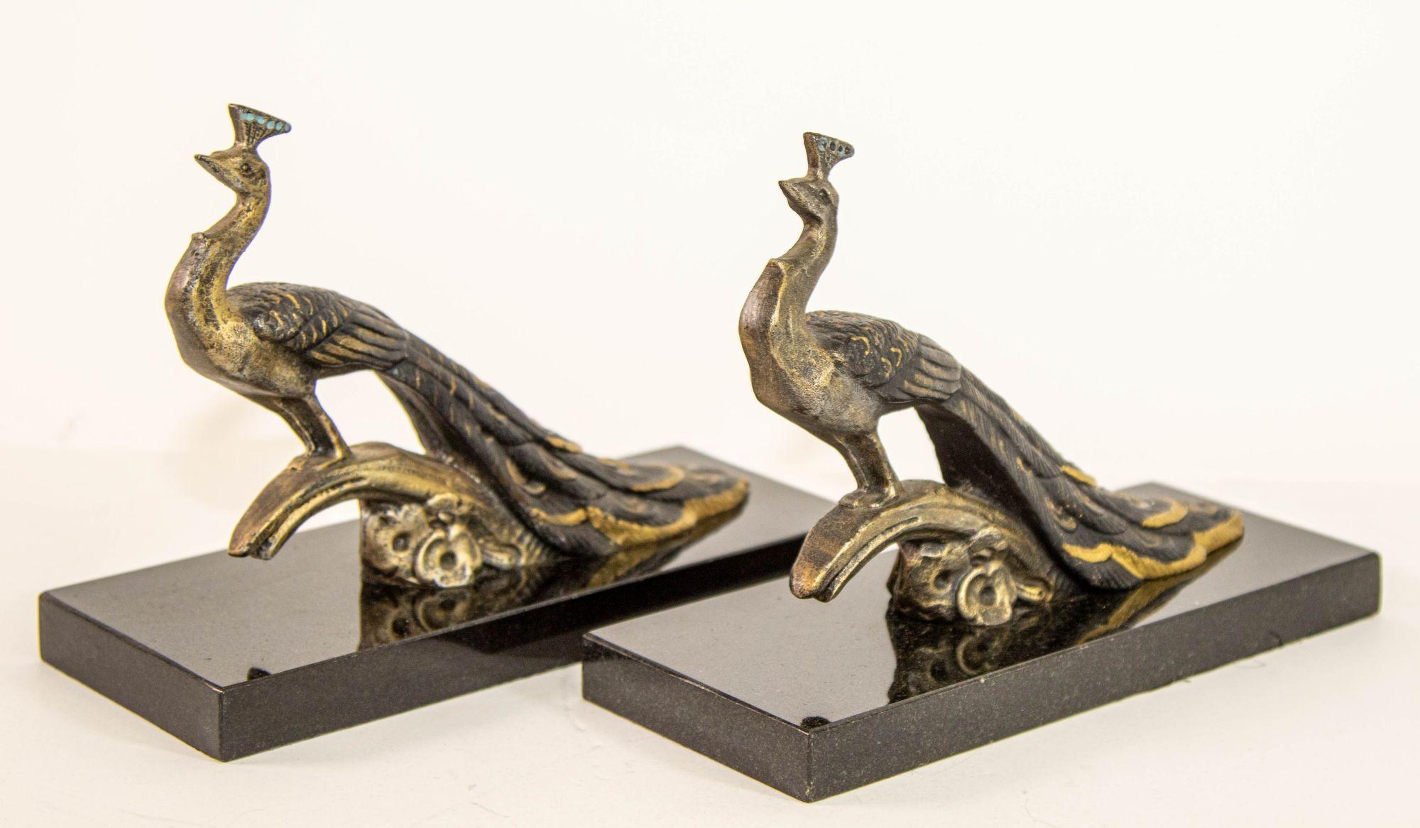 Paar Bronze-Buchstützen mit Pfauen im Art-déco-Stil auf schwarzem Marmorsockel im Angebot 3