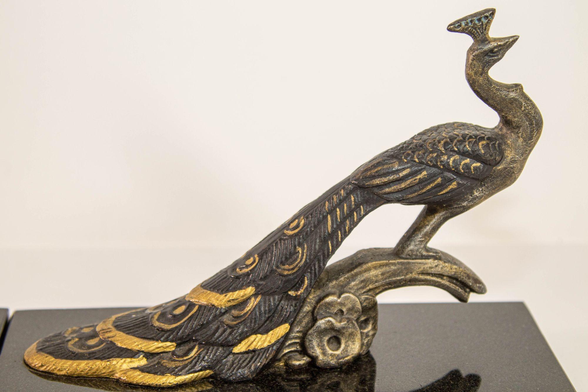 Paar Bronze-Buchstützen mit Pfauen im Art-déco-Stil auf schwarzem Marmorsockel im Angebot 1
