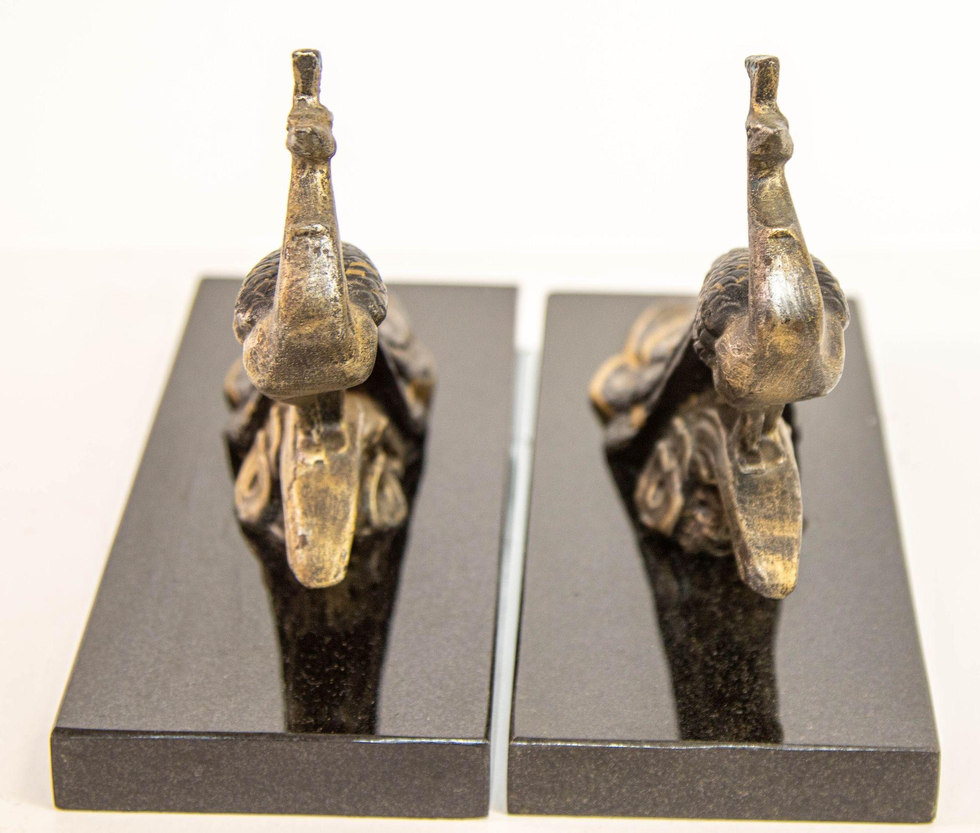 Paar Bronze-Buchstützen mit Pfauen im Art-déco-Stil auf schwarzem Marmorsockel im Angebot 2