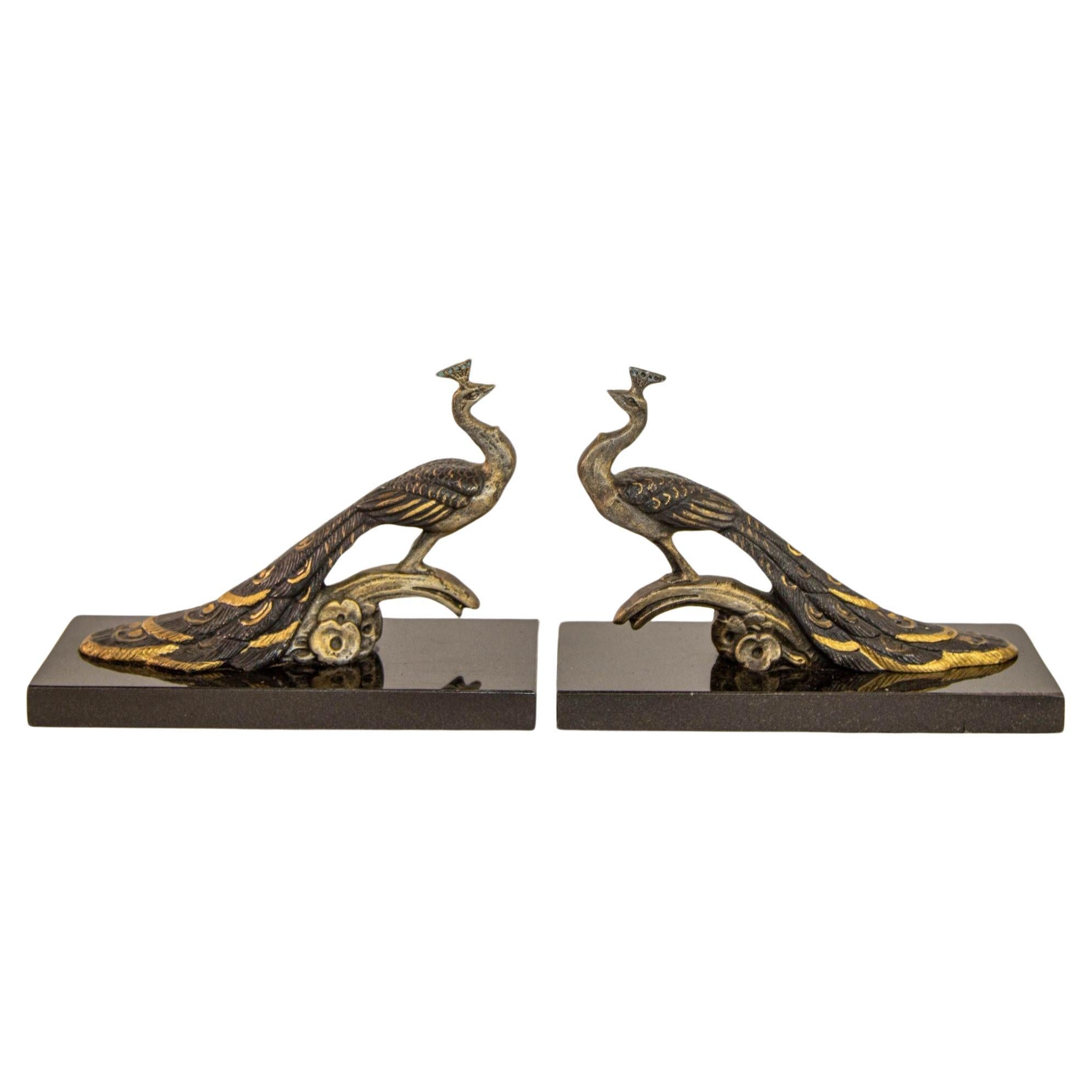 Paar Bronze-Buchstützen mit Pfauen im Art-déco-Stil auf schwarzem Marmorsockel