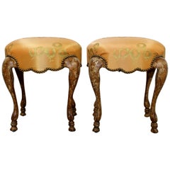 Paire de tabourets rembourrés en bois sculpté de style Art Déco avec pieds cabriole Minton-Spidell