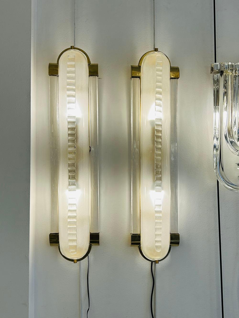 20ième siècle Style Art déco  Paire d'appliques en laiton et verre de Murano en vente