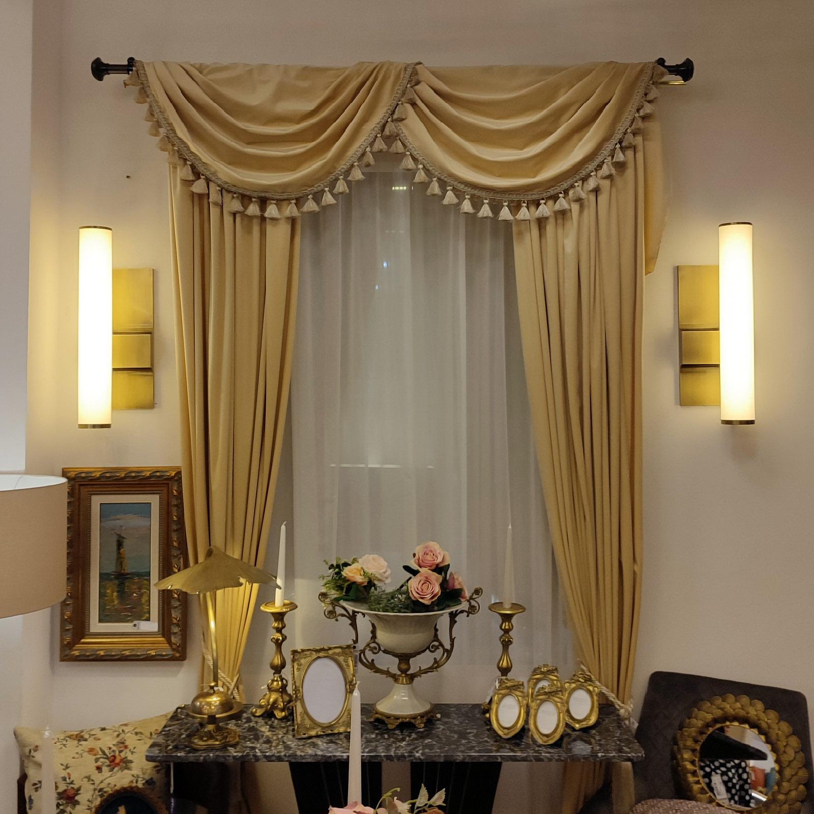 Pareja de apliques de pared de estilo Art Déco, cilindro luminoso sobre soporte de latón. Cilindro de tela laminada para pantalla, soporte trasero totalmente hecho a mano de latón.
Diferentes acabados disponibles, así como diferentes tonos de