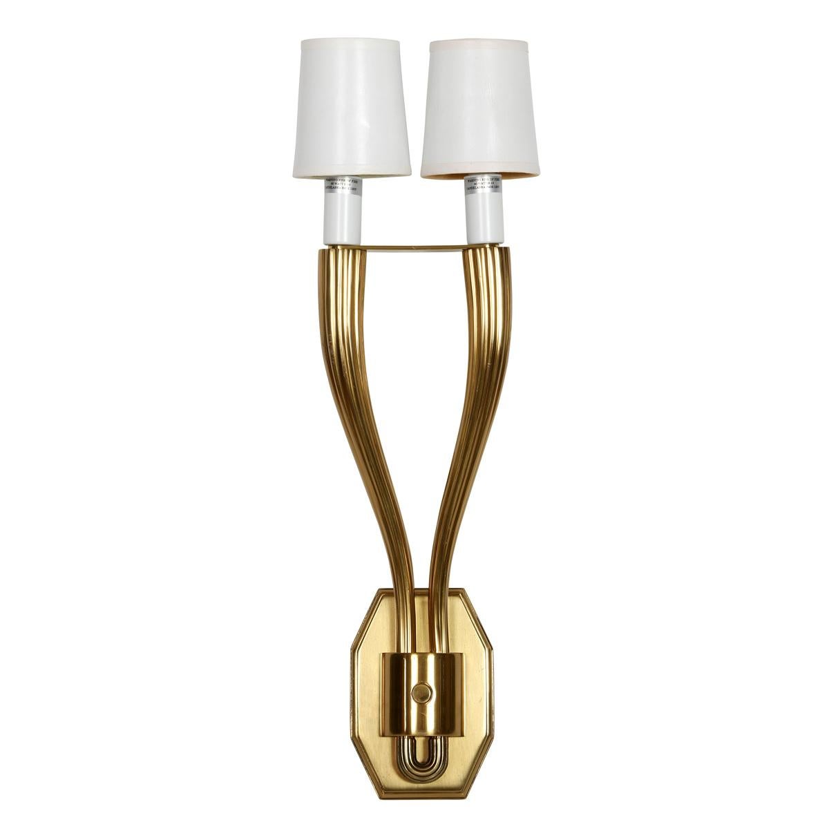 Art déco Paire d'appliques à double bras de lumière dorée de style Art Déco en vente