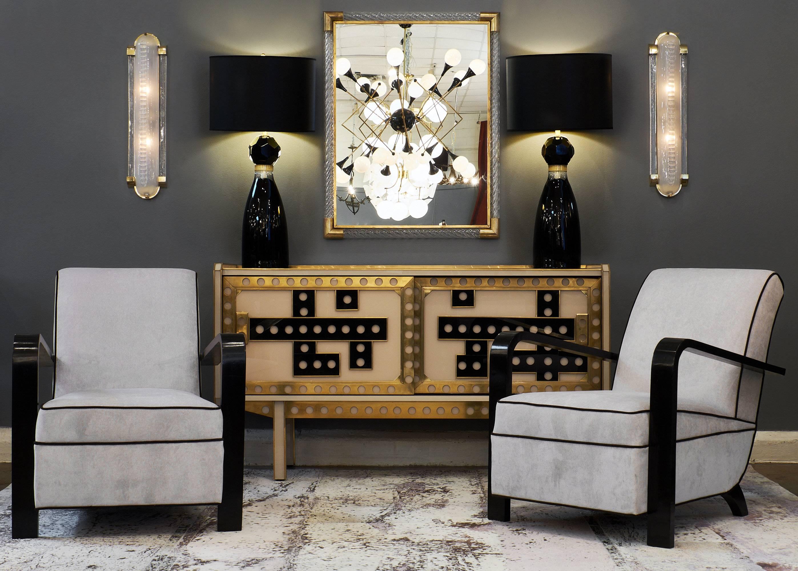 Coppia di appliques in stile Art Deco italiano in vetro di Murano su strutture in ottone. Ogni applique contiene due lampadine a candelabro, ricablate per gli Stati Uniti.

Questa coppia si trova attualmente presso il magazzino del nostro