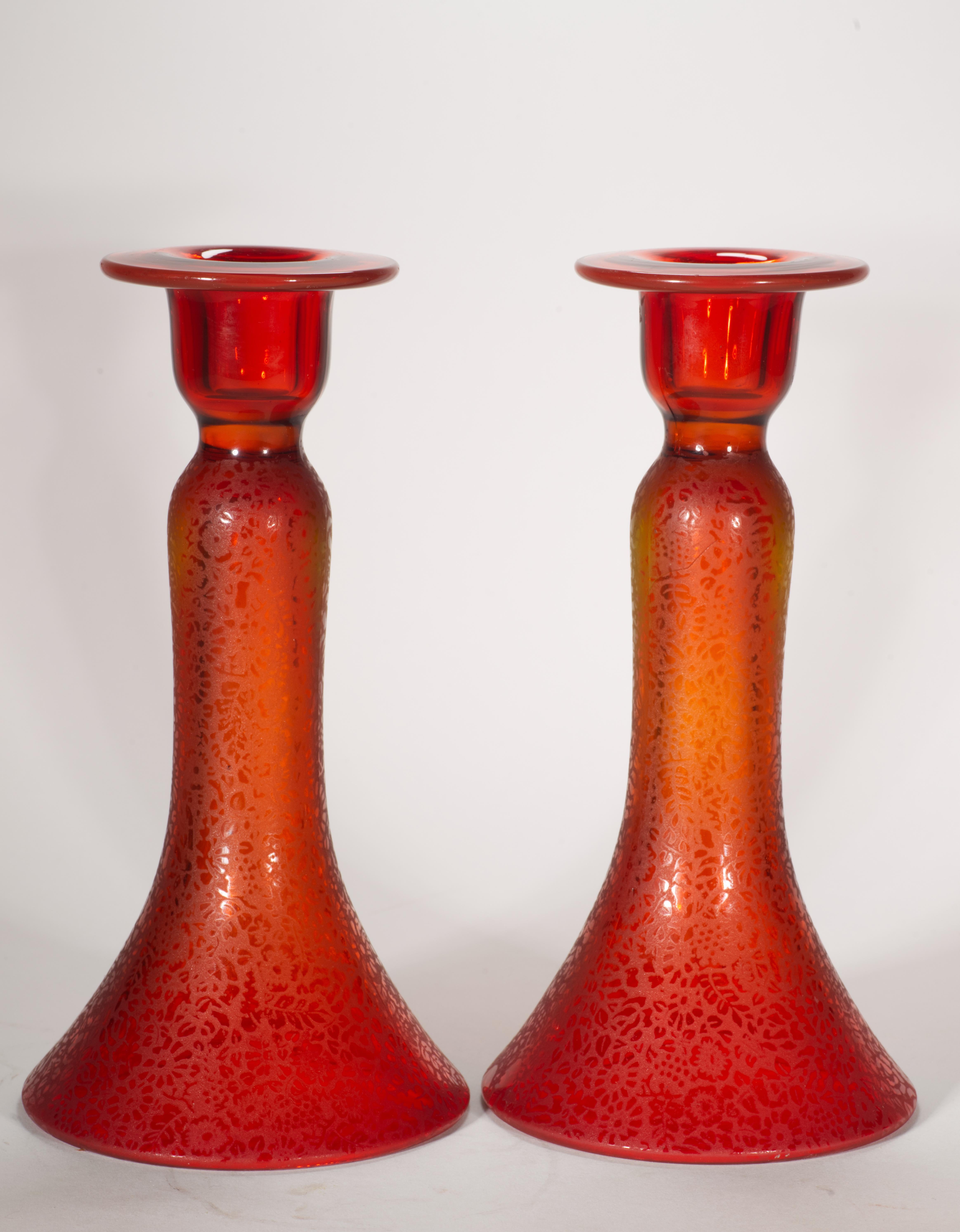  Pareja vintage de portavelas de cristal con forma acanalada y fondo ancho y estable. El profundo y prominente color naranja quemado se acentúa con una decoración abstracta grabada al ácido que añade textura sin introducir colores adicionales; la