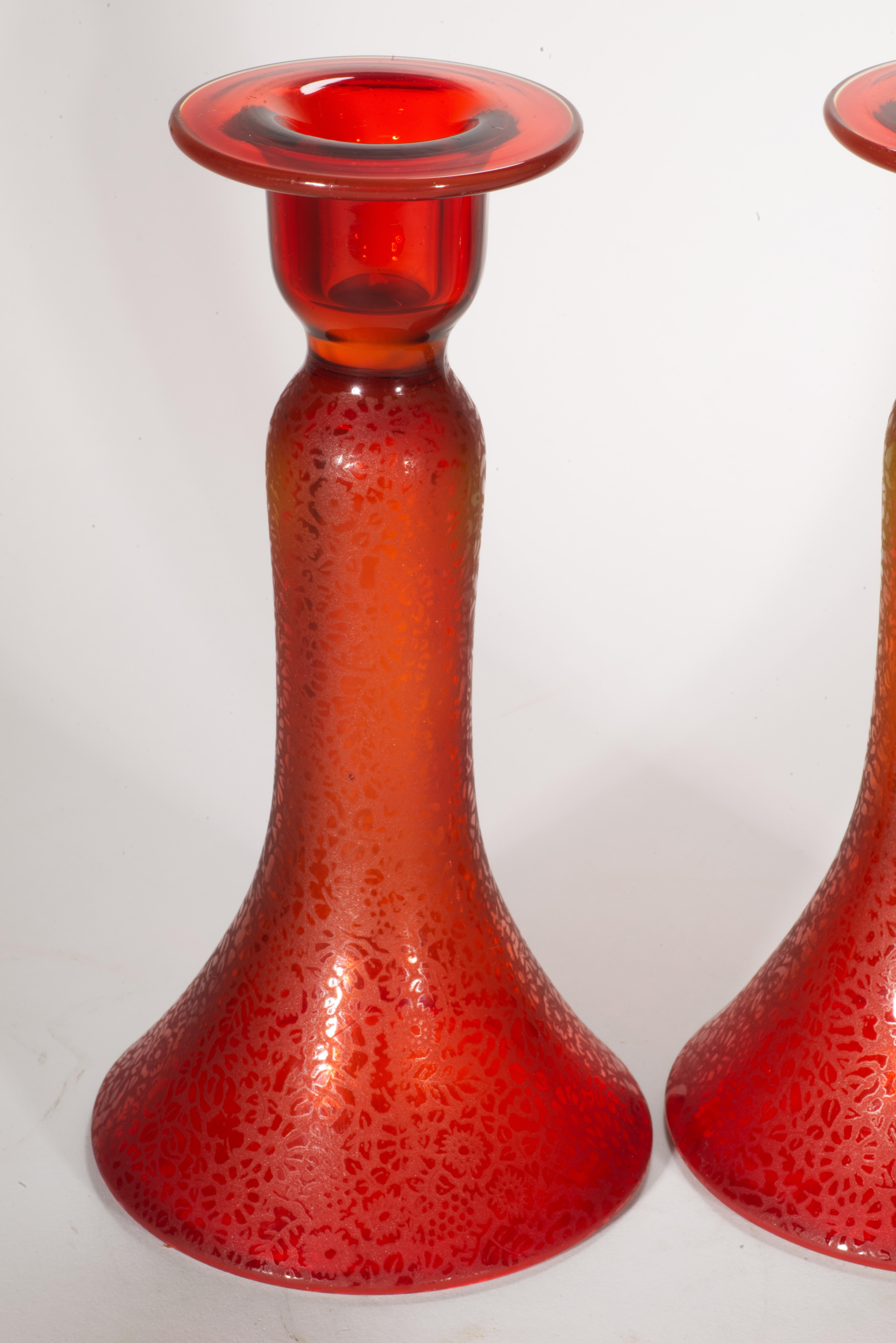 Pareja de Portavelas de Vidrio Naranja Estilo Art Decó con Decoración Grabada Estadounidense en venta