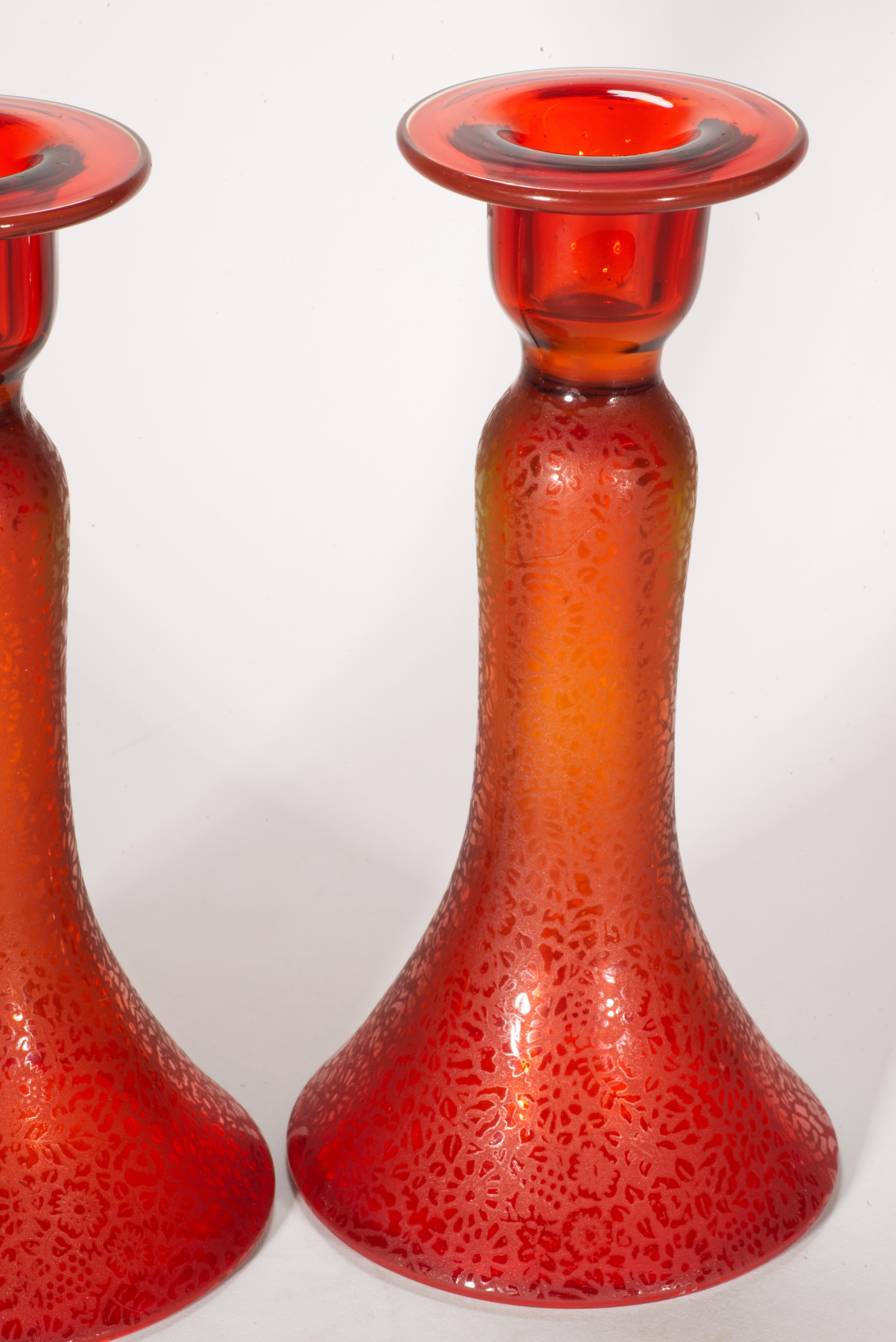 Pareja de Portavelas de Vidrio Naranja Estilo Art Decó con Decoración Grabada Grabado en venta
