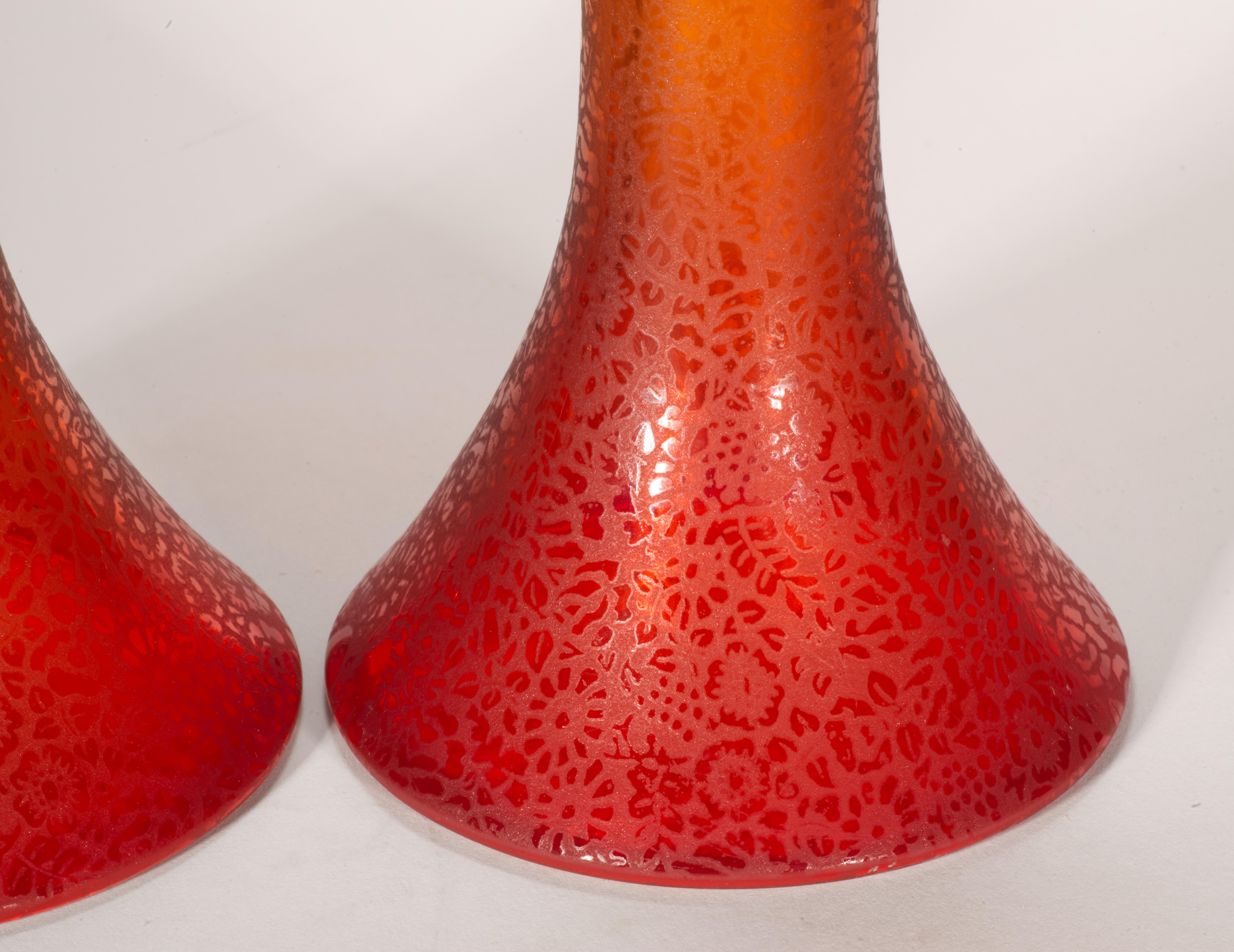 Pareja de Portavelas de Vidrio Naranja Estilo Art Decó con Decoración Grabada siglo XX en venta