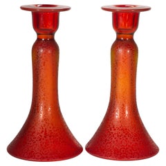 Paire de bougeoirs en verre orange de style Art déco avec décor gravé