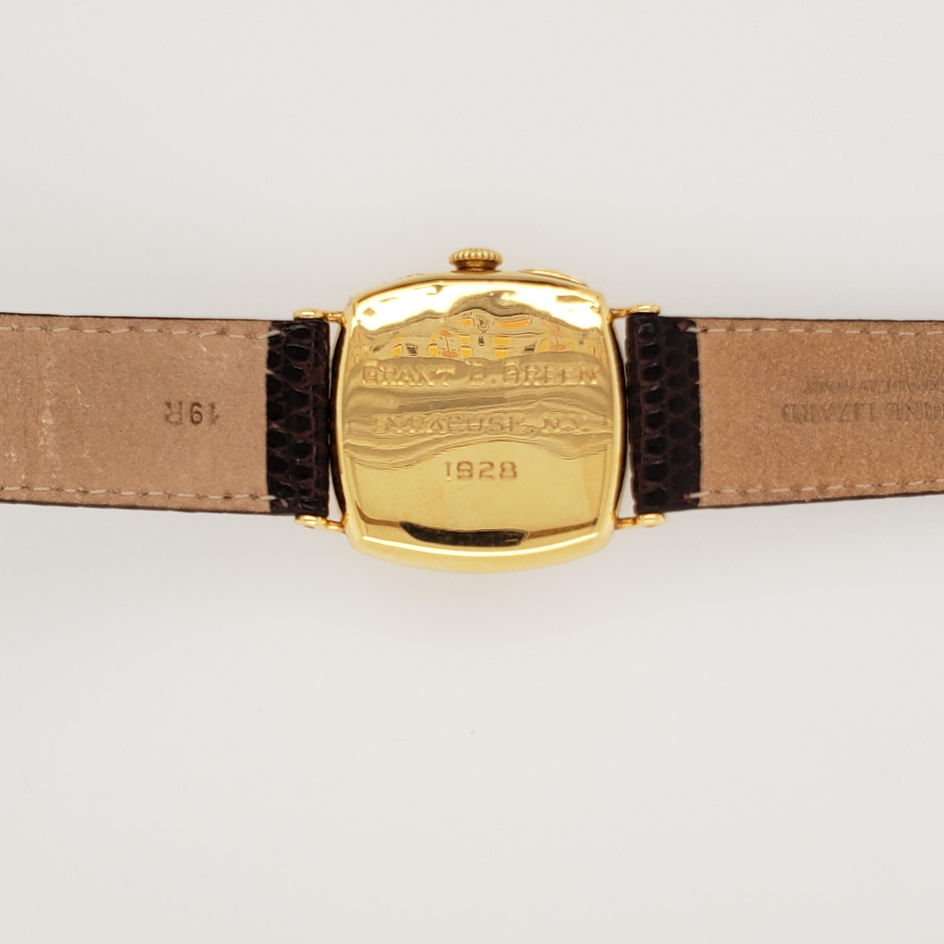 Diese Uhr hat ein vergoldetes Zifferblatt mit offenen arabischen Ziffern. 29mm kissenförmiges gewölbtes Gehäuse. Sekundenzeiger auf der Position 6. 15 Juwelenwerk.  Das Gehäuse:: das Zifferblatt und das Uhrwerk sind signiert. 
Referenznummer 816536.