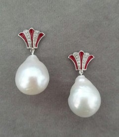 Orecchini a pera barocchi in stile Art Deco con perle e diamanti d'oro e smalto