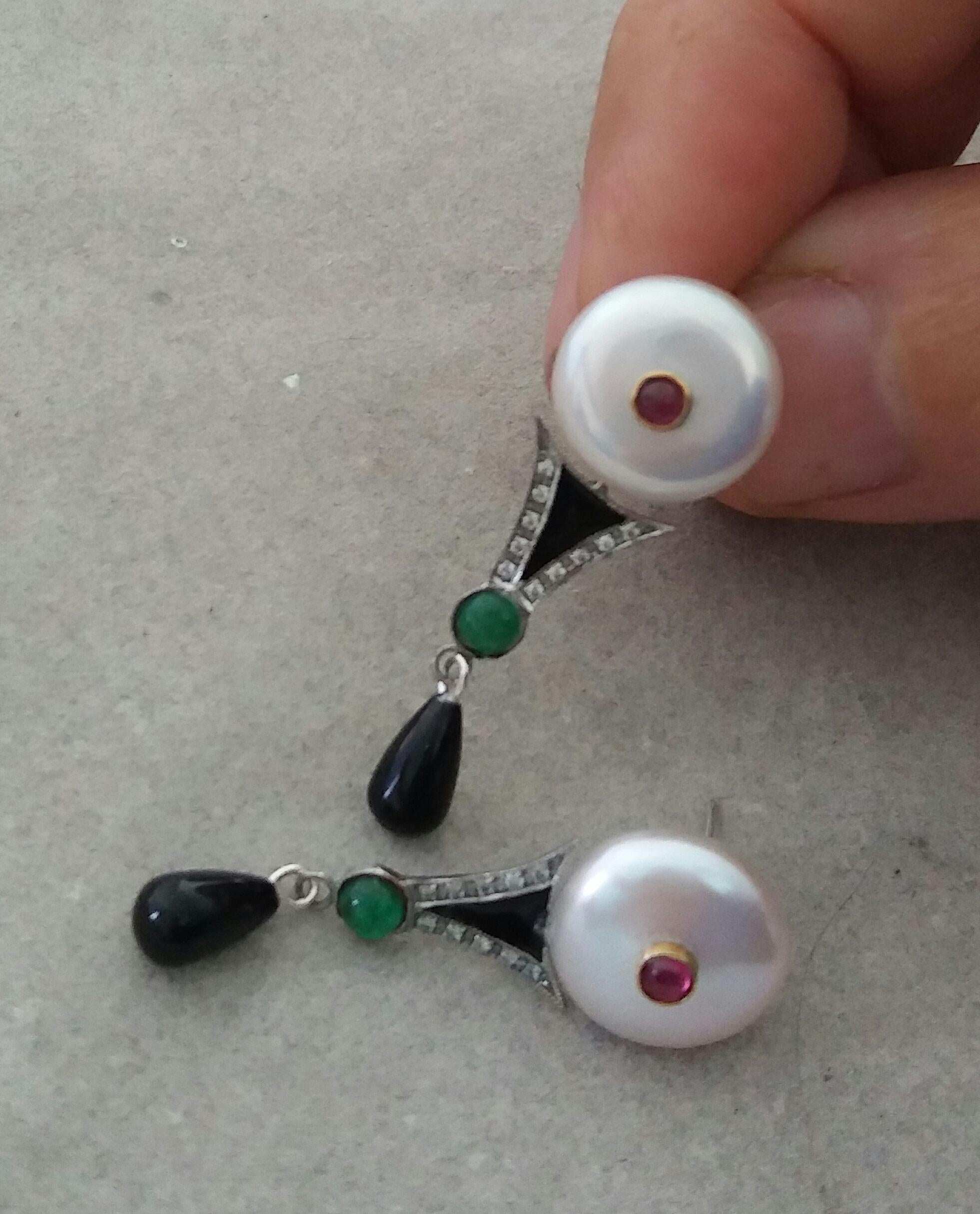 Boucles d'oreilles en goutte de style Art déco en perles, rubis, émeraudes, or, diamants, onyx et jade en vente 1