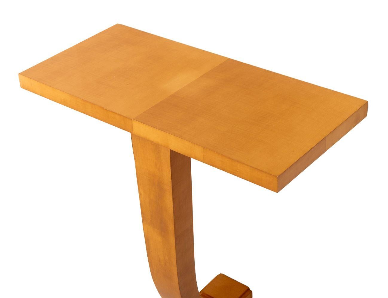 Mesa Consola de Madera de Peral Estilo Art Decó, con tablero rectangular sobre monopodio curvado y zócalo escalonado. Alto 31