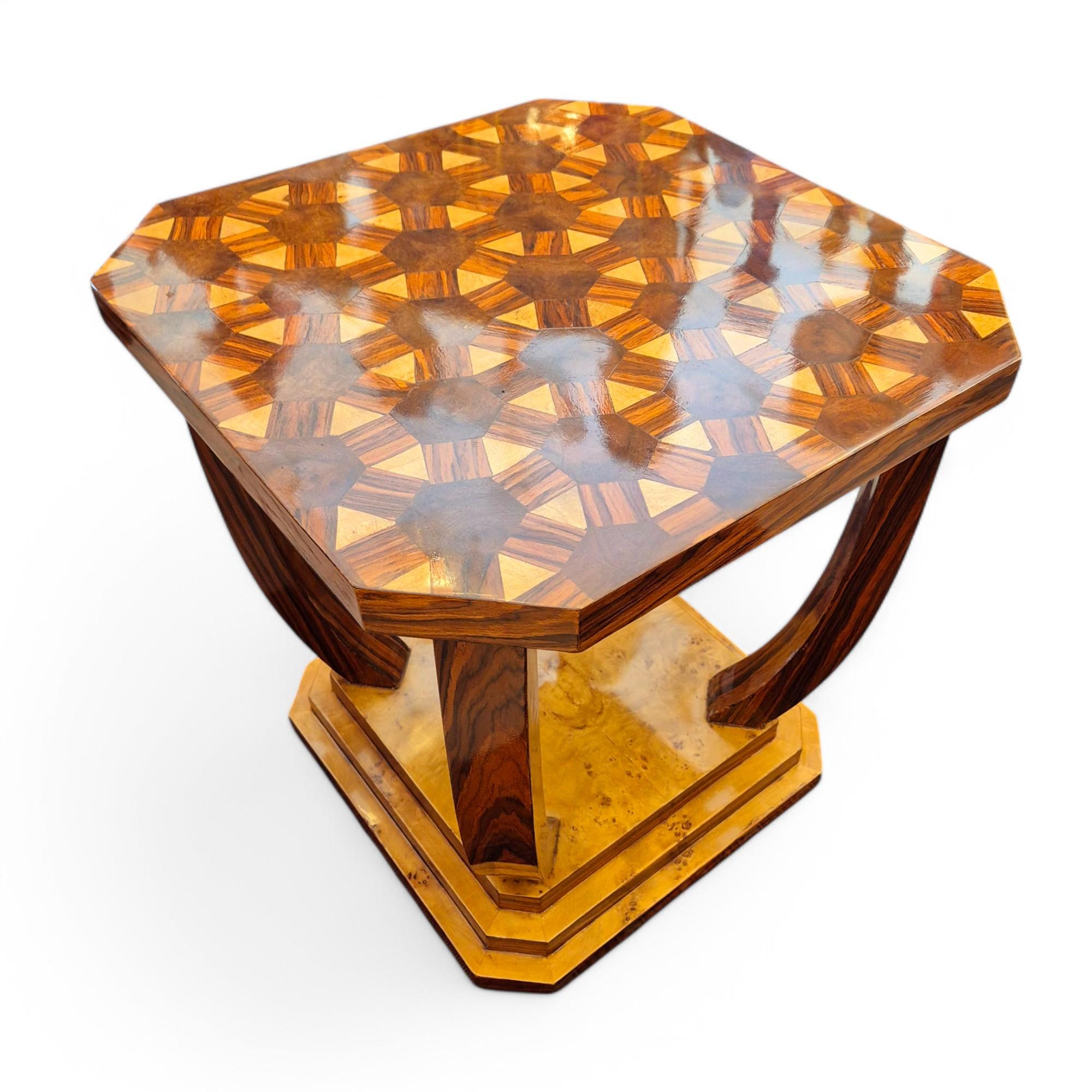 Art Deco style pedestal table with wooden marquetry, circa 1980 en venta 2