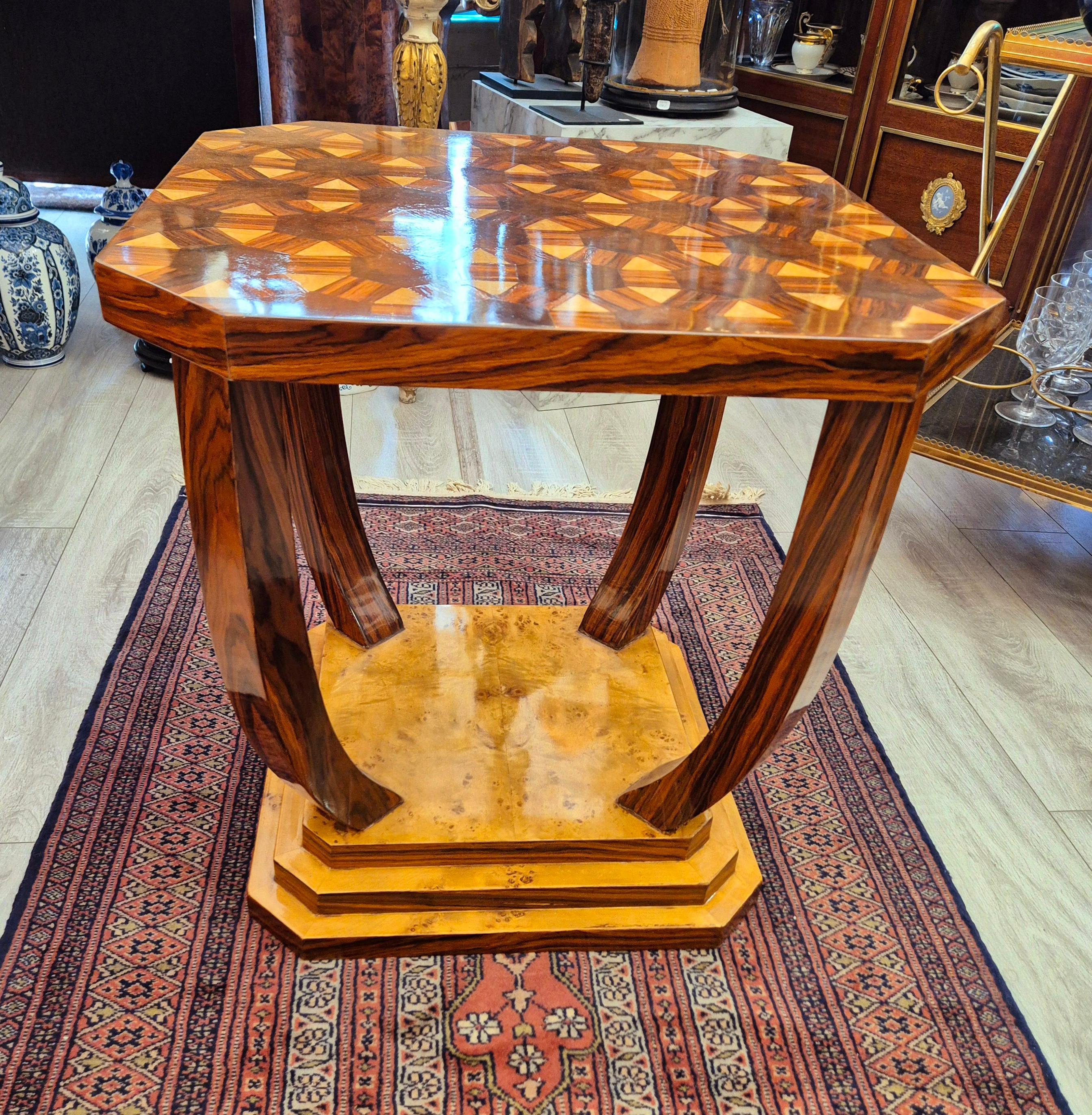 Art Deco style pedestal table with wooden marquetry, circa 1980 Art Decó en venta
