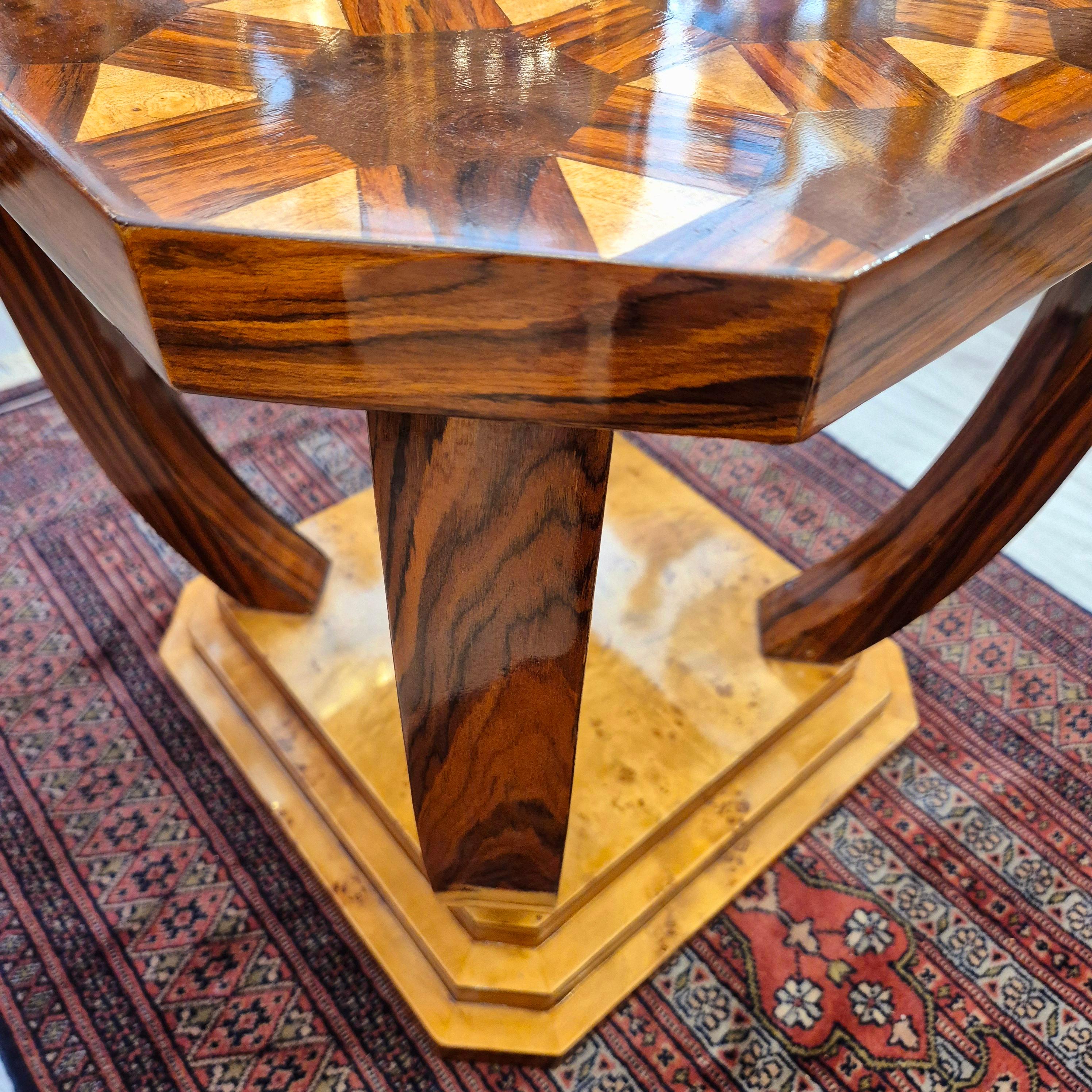 Art Deco style pedestal table with wooden marquetry, circa 1980 Francés en venta