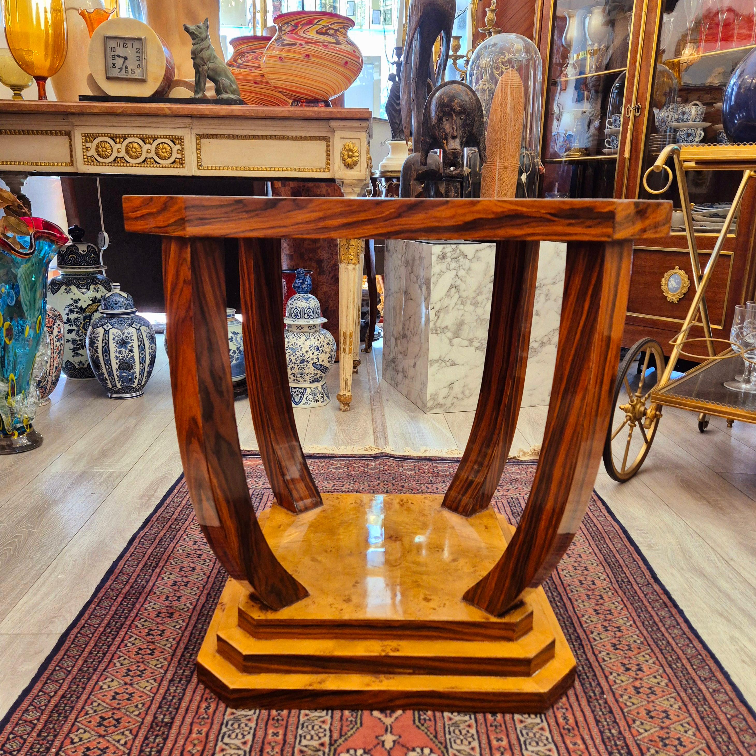Art Deco style pedestal table with wooden marquetry, circa 1980 Barnizado en venta