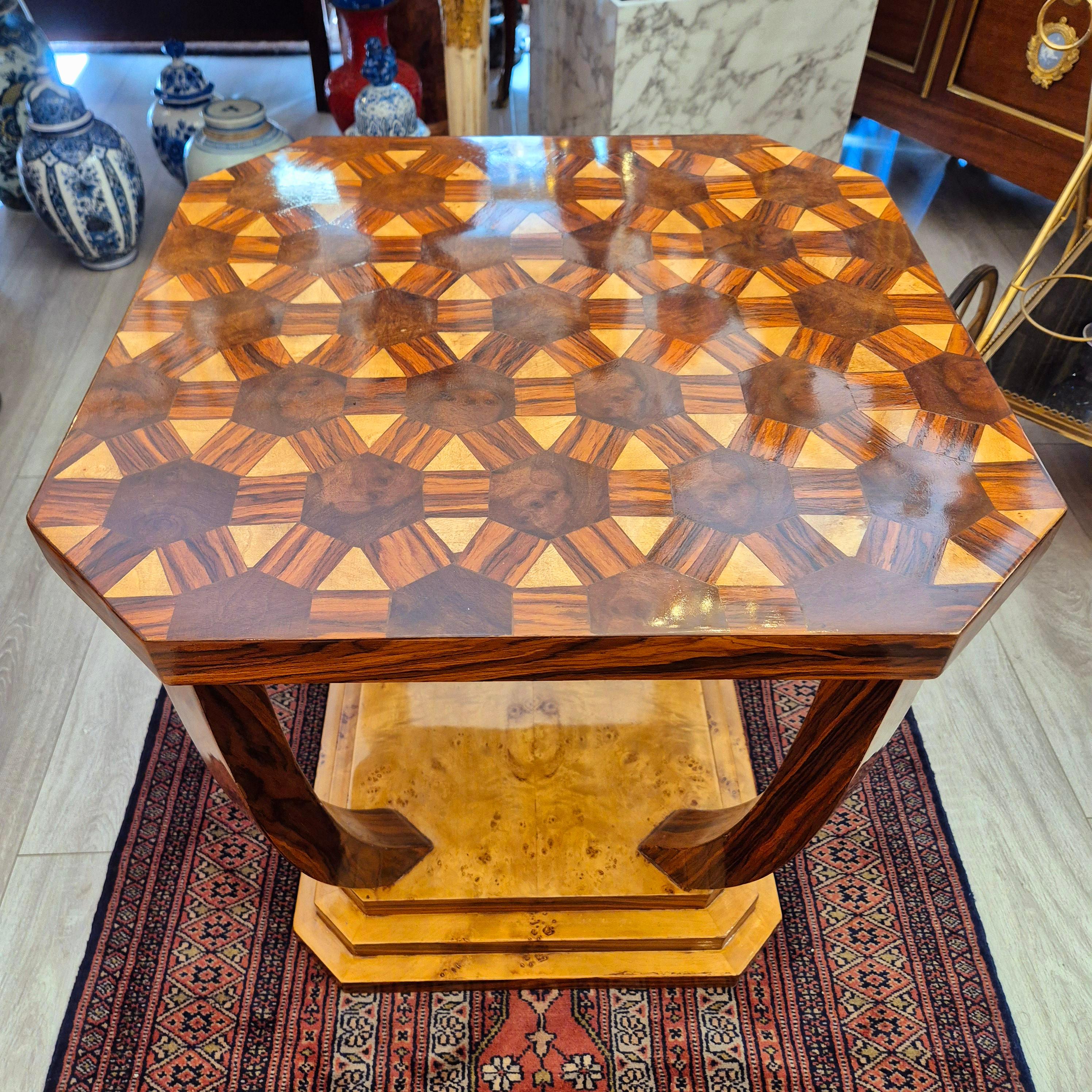 Art Deco style pedestal table with wooden marquetry, circa 1980 en Bueno estado para la venta en NICE, FR
