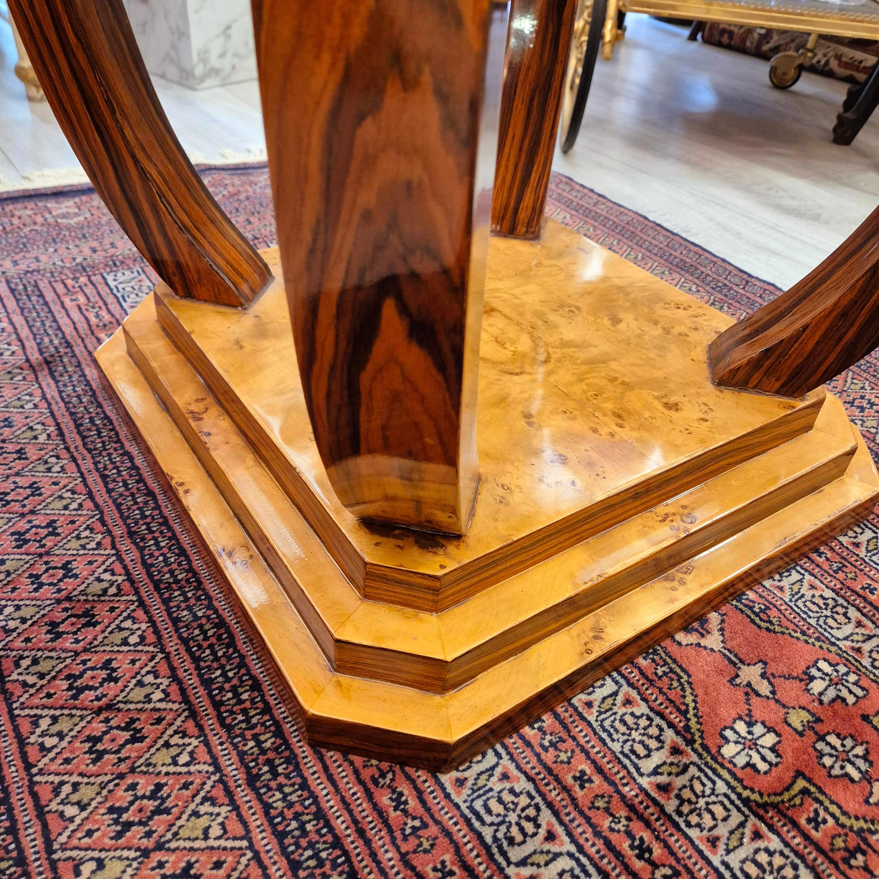 Art Deco style pedestal table with wooden marquetry, circa 1980 finales del siglo XX en venta