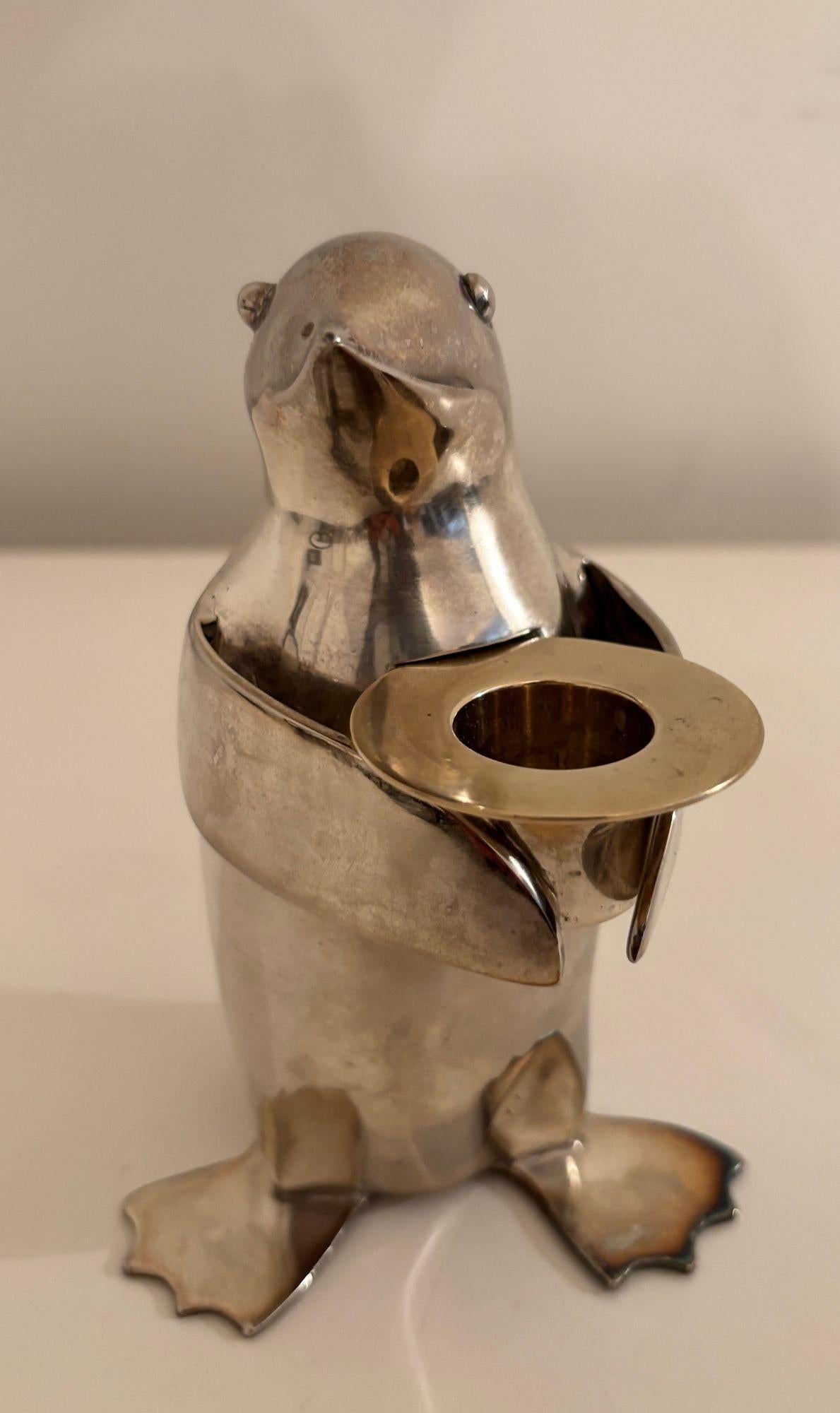 Art deco revival Stil Chrom Metall schwer Pinguin Briefbeschwerer.
Der Pinguin ist in einem sehr guten gebrauchten Zustand, hell und gut verarbeitet und weist nur minimale Gebrauchsspuren auf.
Abmessungen: 5,25