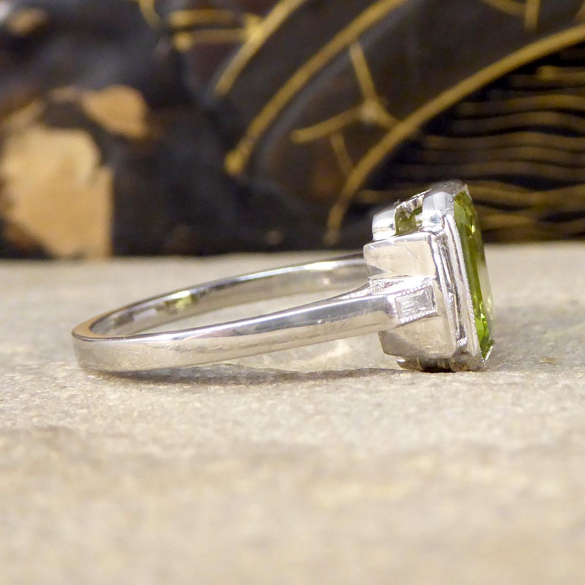 Peridot-Ring im Art-Déco-Stil mit Diamantbesatz und Schulter aus Platin (Art déco) im Angebot