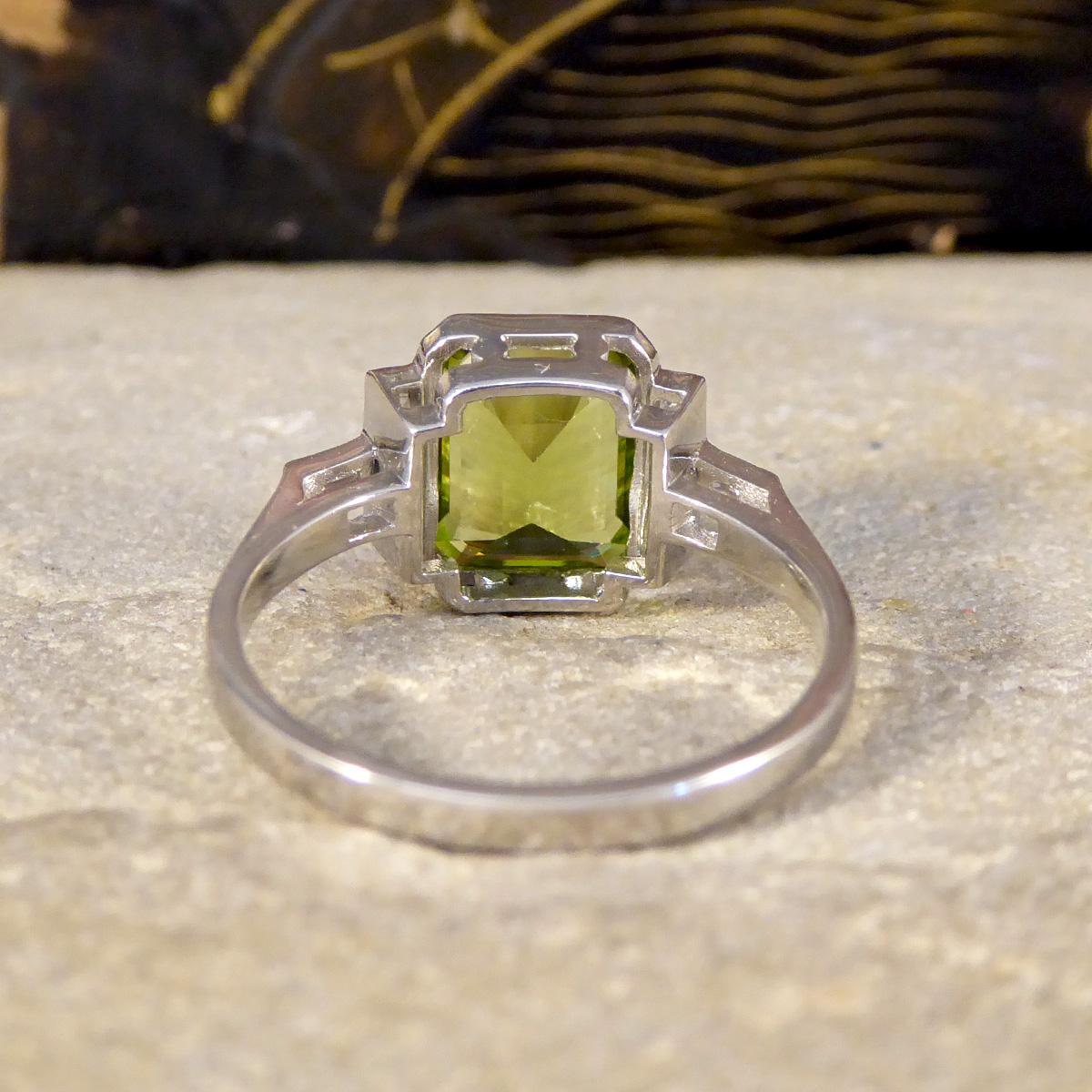 Peridot-Ring im Art-Déco-Stil mit Diamantbesatz und Schulter aus Platin (Smaragdschliff) im Angebot