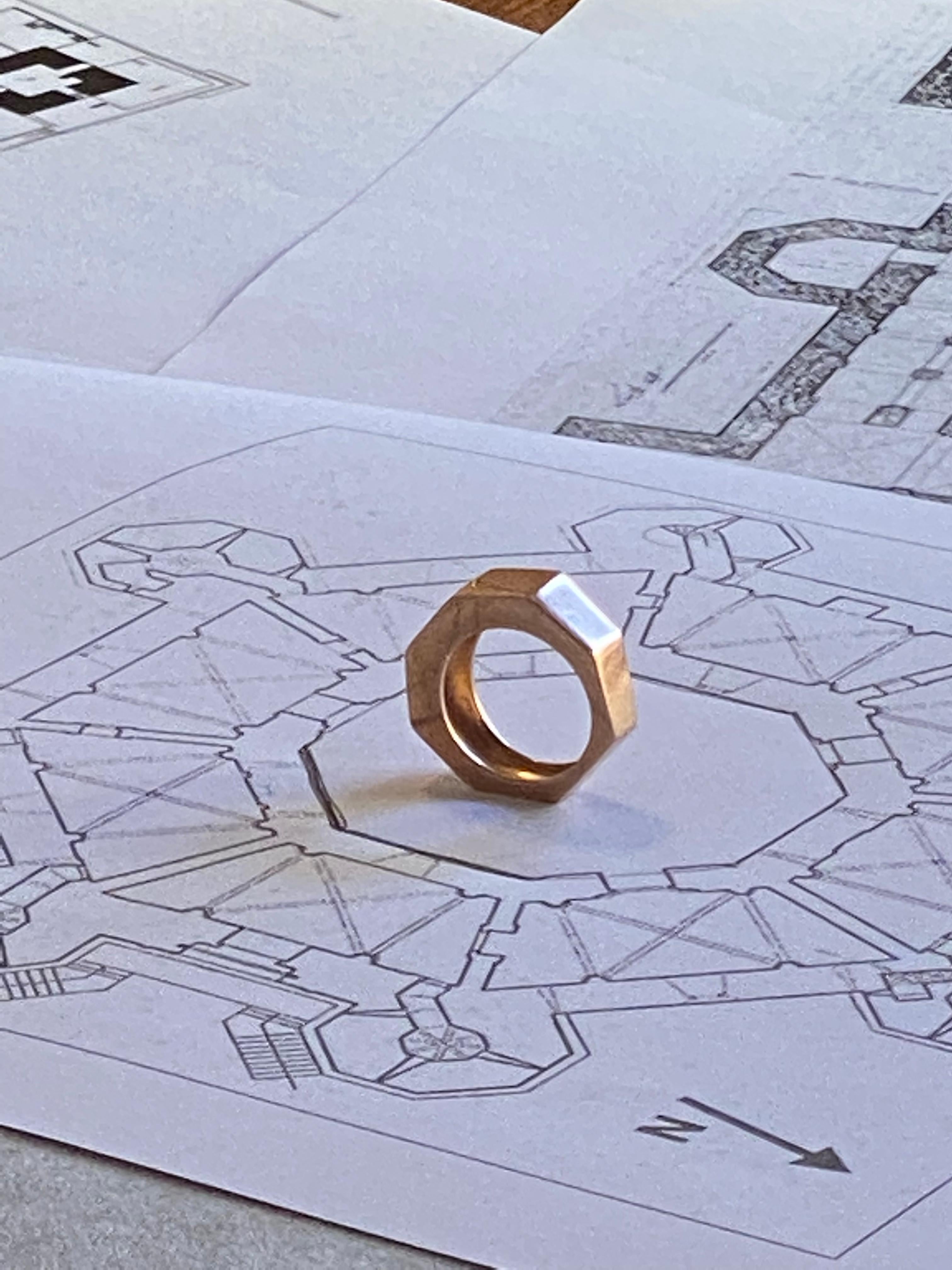 Art Deco Stil Personalisierter 18 Karat Gold Unisex-Ring mit modernem Design im Art déco-Stil im Angebot 11