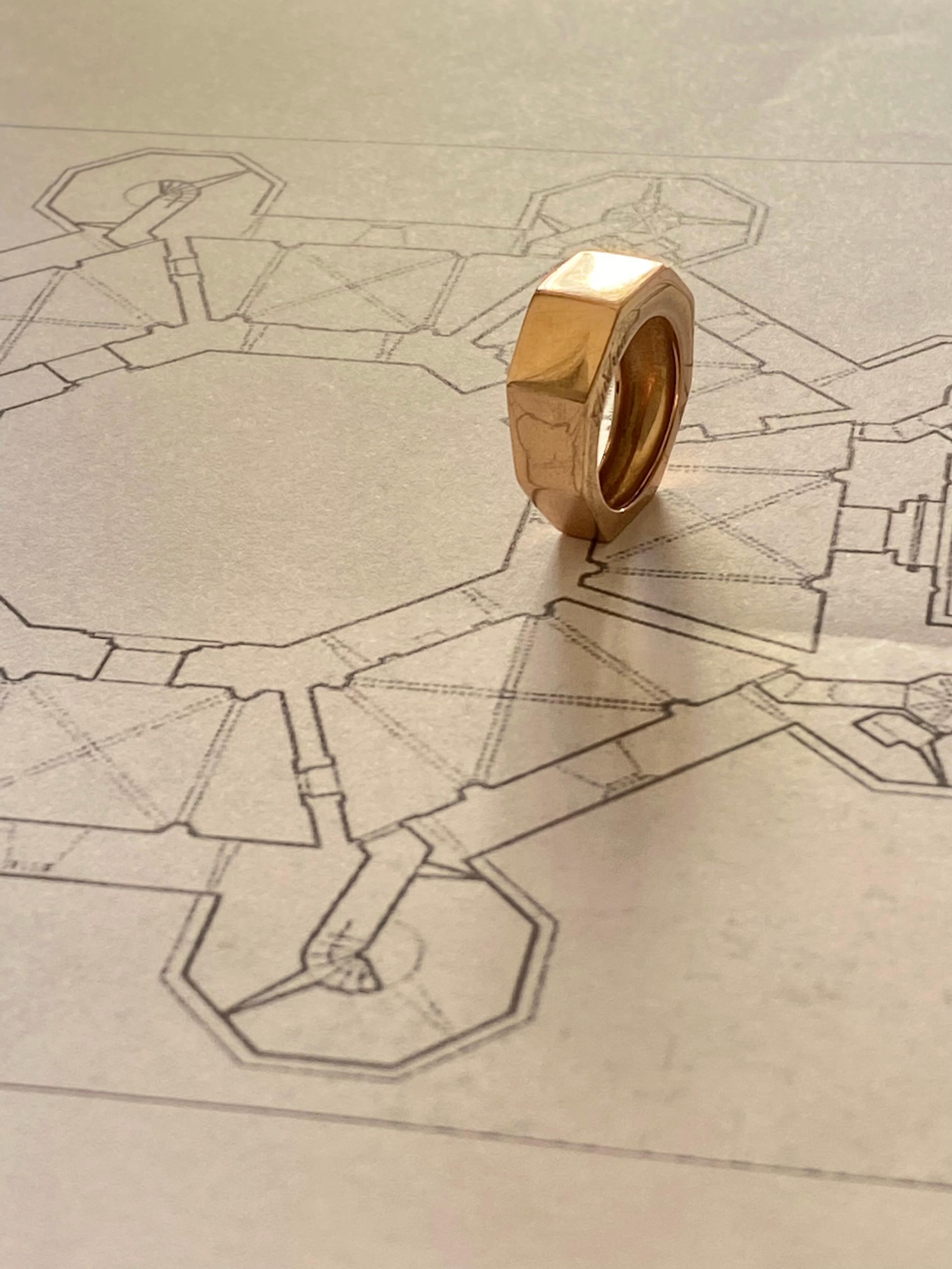 Art Deco Stil Personalisierter 18 Karat Gold Unisex-Ring mit modernem Design im Art déco-Stil im Angebot 9