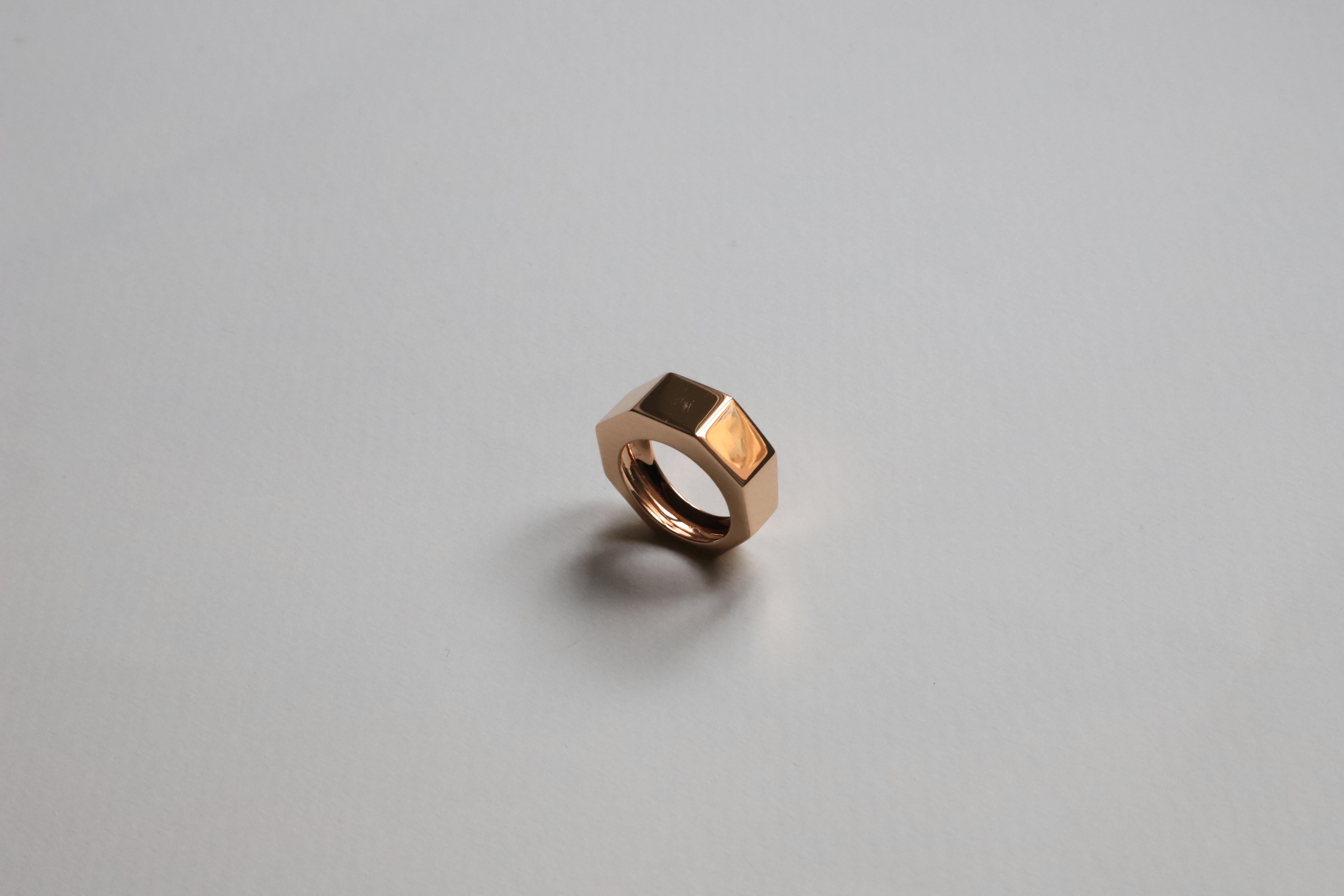 Art Deco Stil Personalisierter 18 Karat Gold Unisex-Ring mit modernem Design im Art déco-Stil im Angebot 2