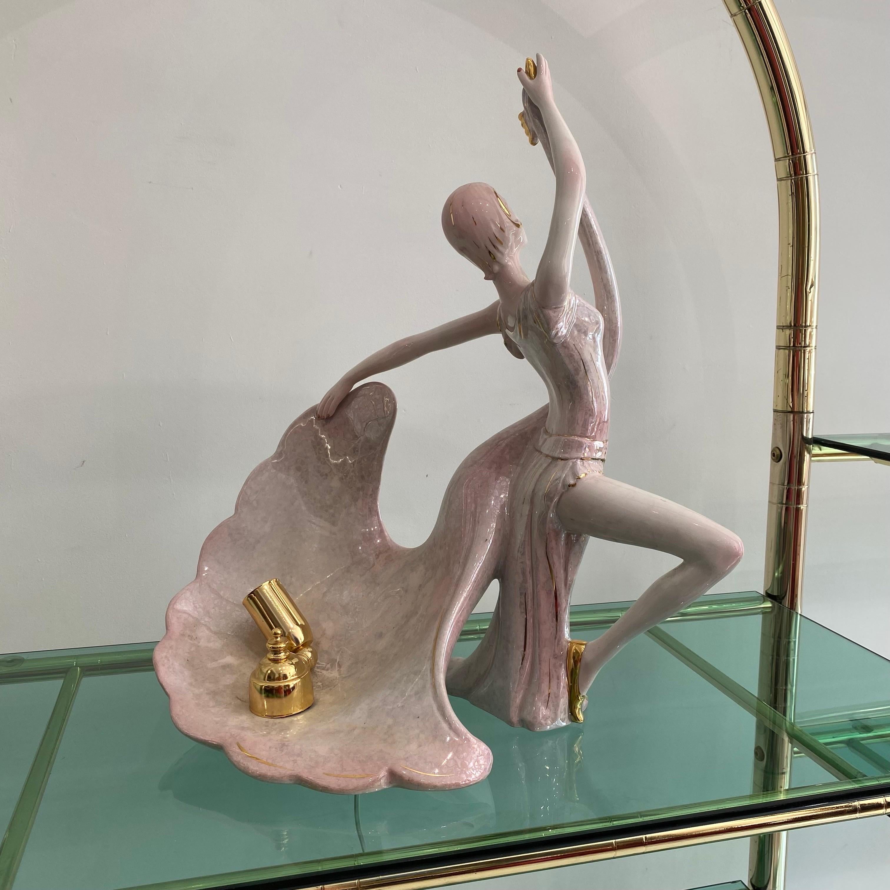 Art Deco Style Lampe de table danseuse en céramique rose 1980 Or Laiton Vintage Swan 1920 en vente 4