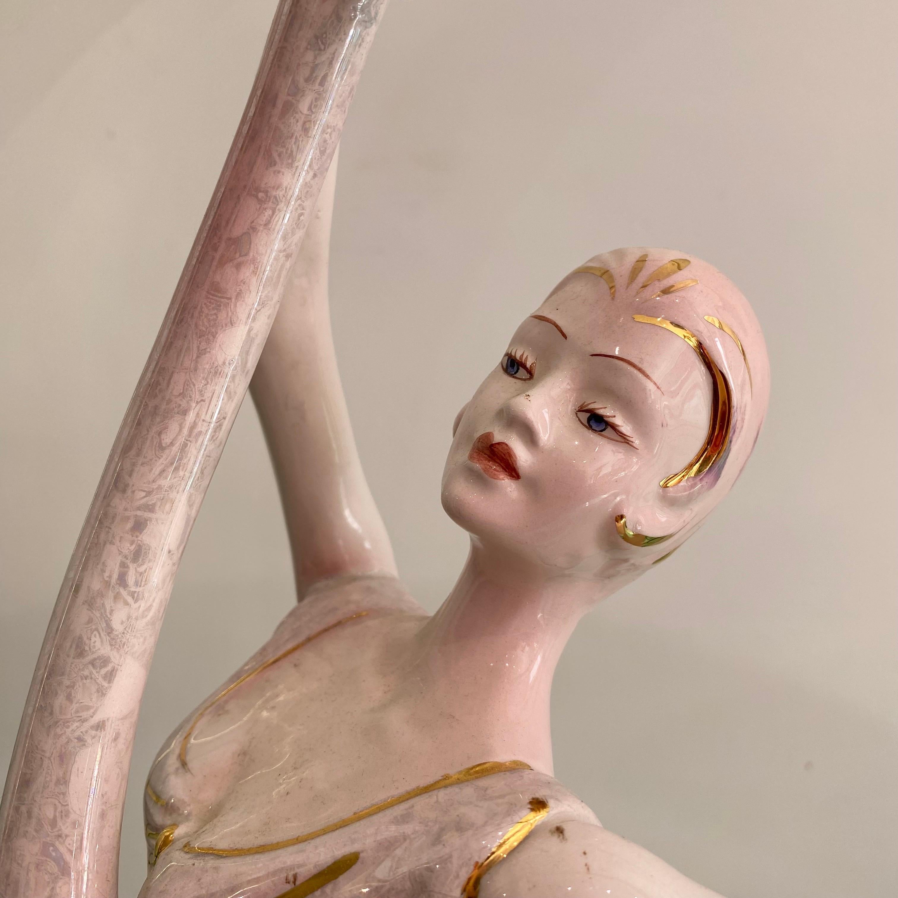 Fin du 20e siècle Art Deco Style Lampe de table danseuse en céramique rose 1980 Or Laiton Vintage Swan 1920 en vente